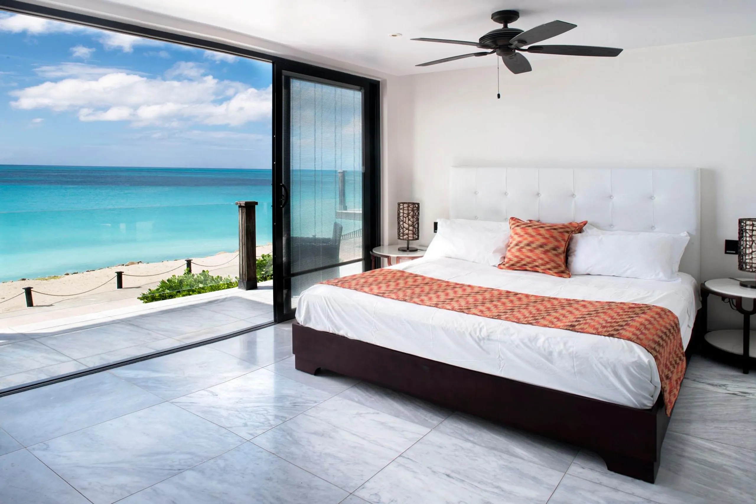 Stunning Villa with Open Plan Living and Oceanfront Terrace — photograph 4