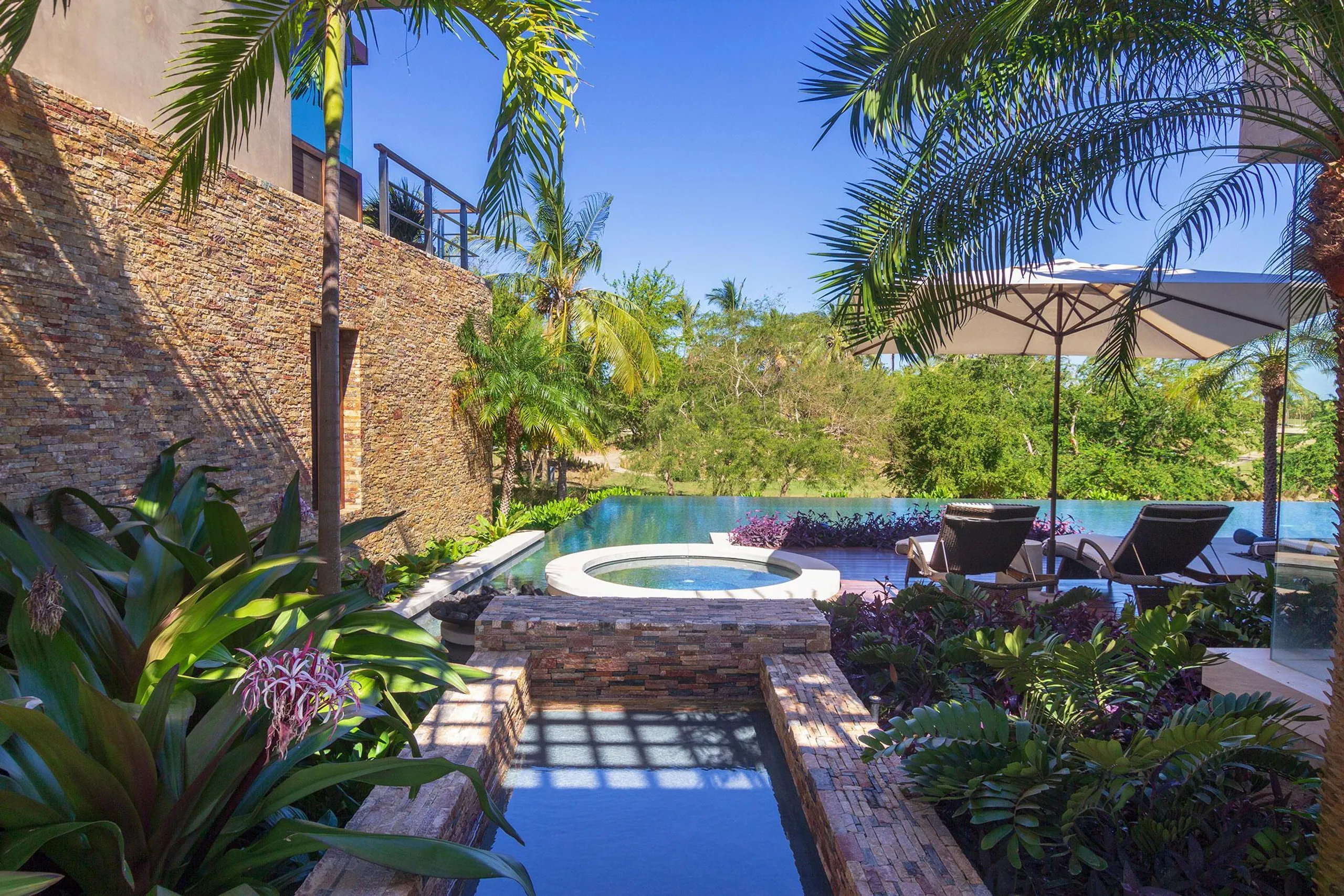 Gorgeous Lagos Del Mar Estate with Grand Infinity Pool and Incredible Views — photograph 10