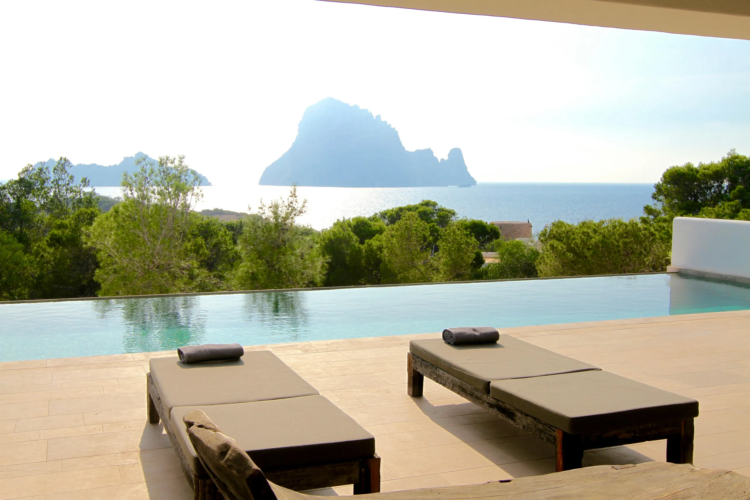 Magnificent Oceanview Villa with Private Pool and Cinema Room — photograph 3