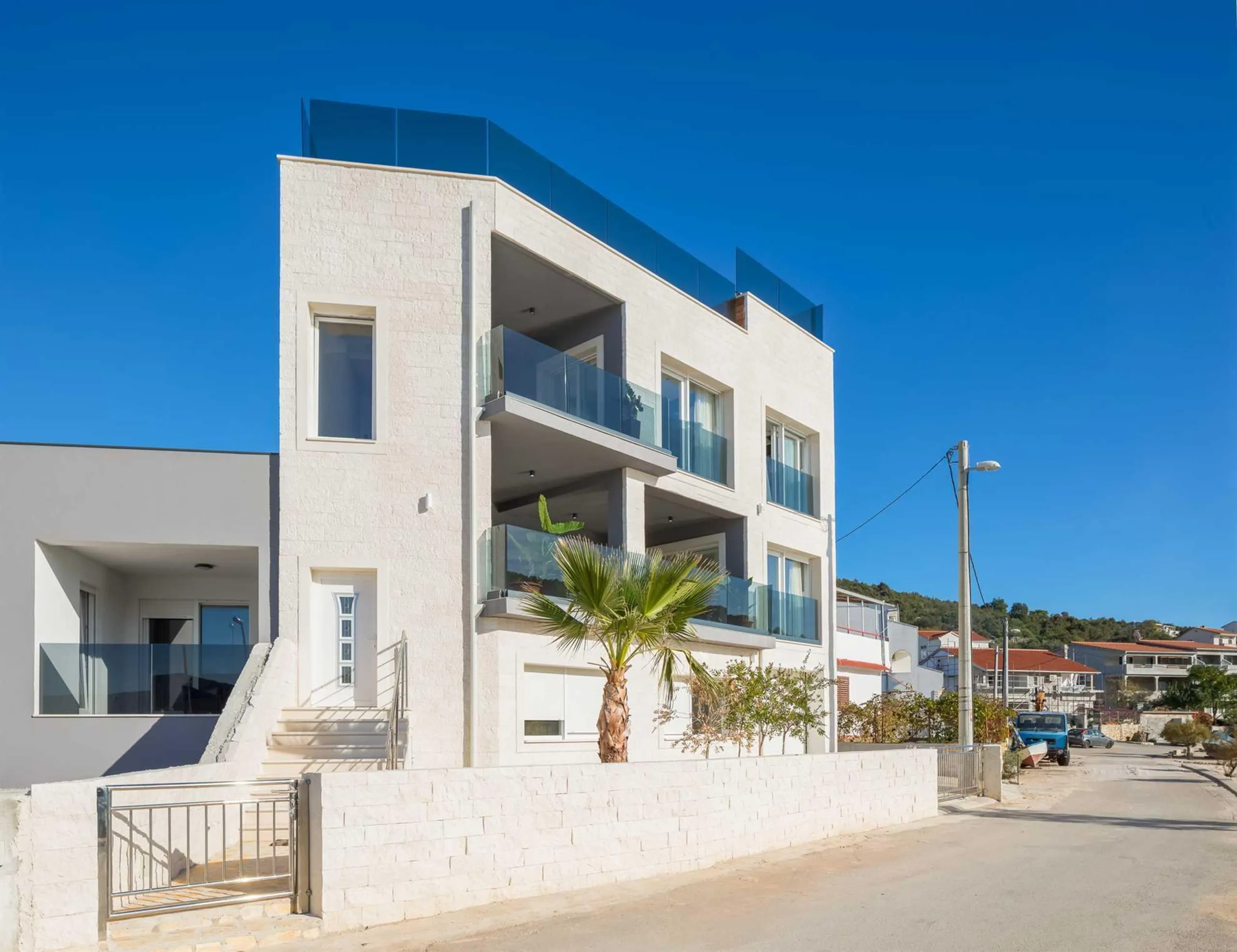 Beachfront Villa with Private Pool and Views of Crystal Clear Waters — photograph 11