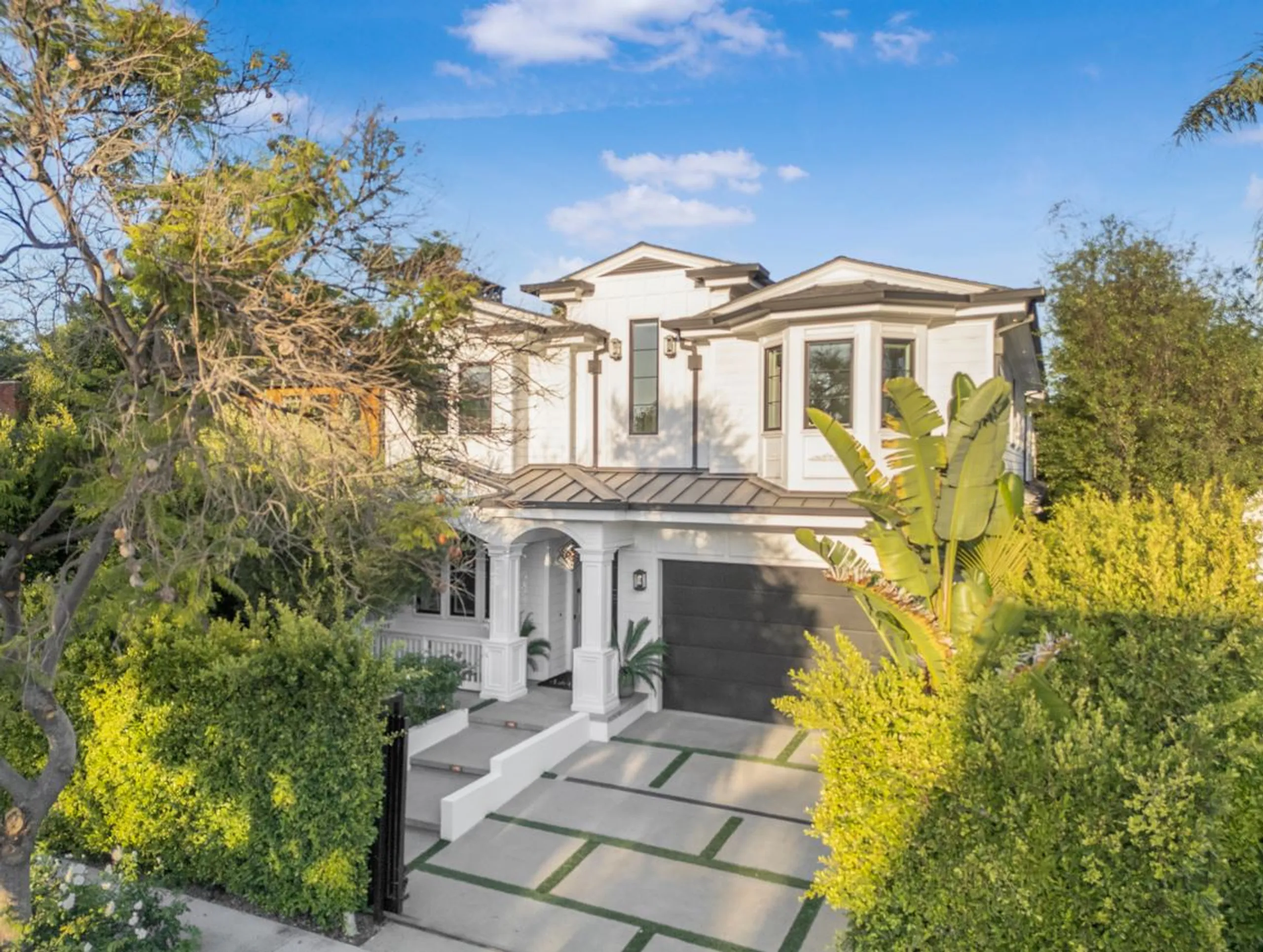 Statuesque Contemporary Villa with Bali-Inspired Pool and Beverly Hills Nearby — photograph 6