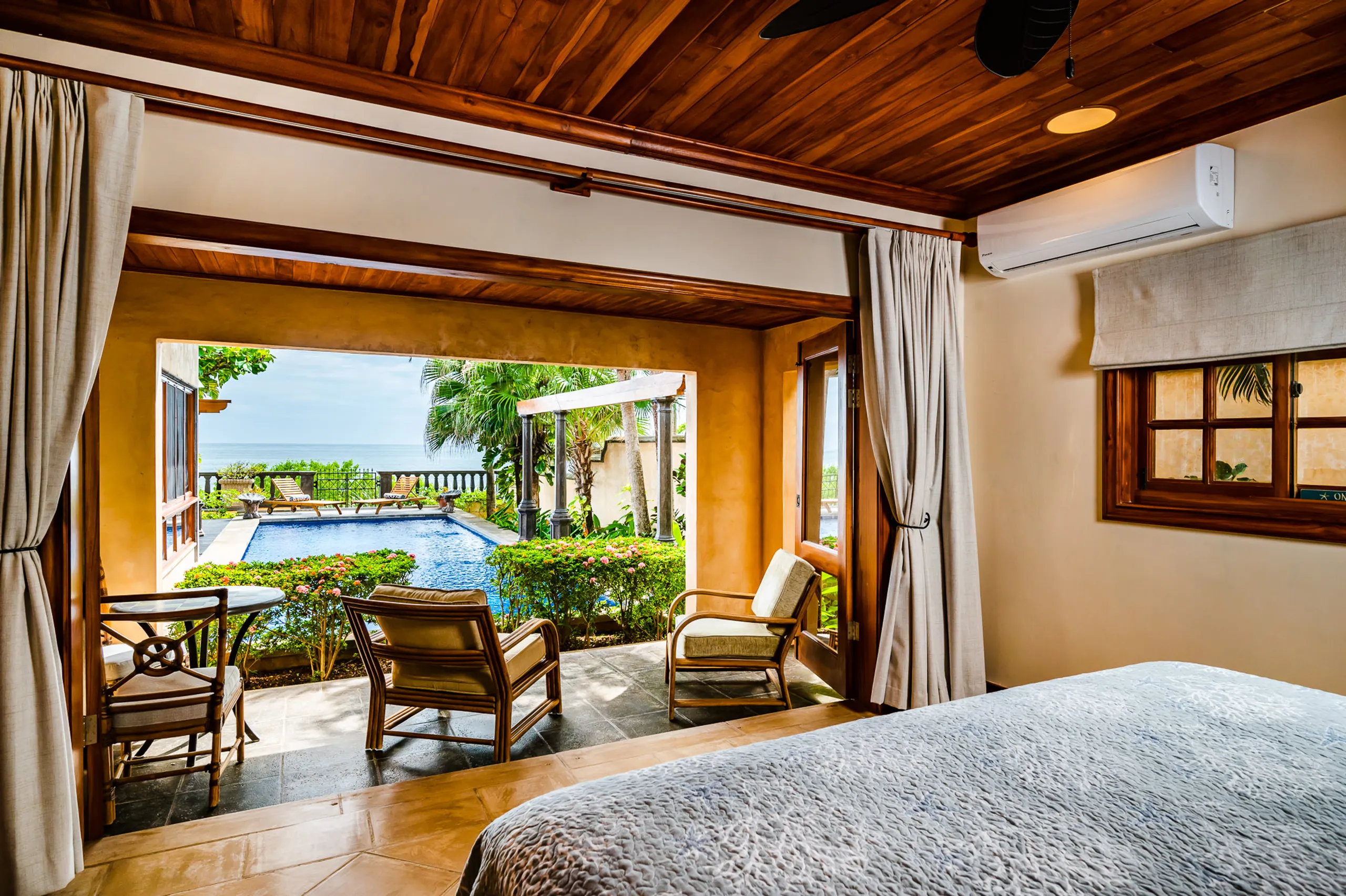 Exquisite Beachfront Villa with Private Infinity Pool and Tropical Gardens — photograph 10