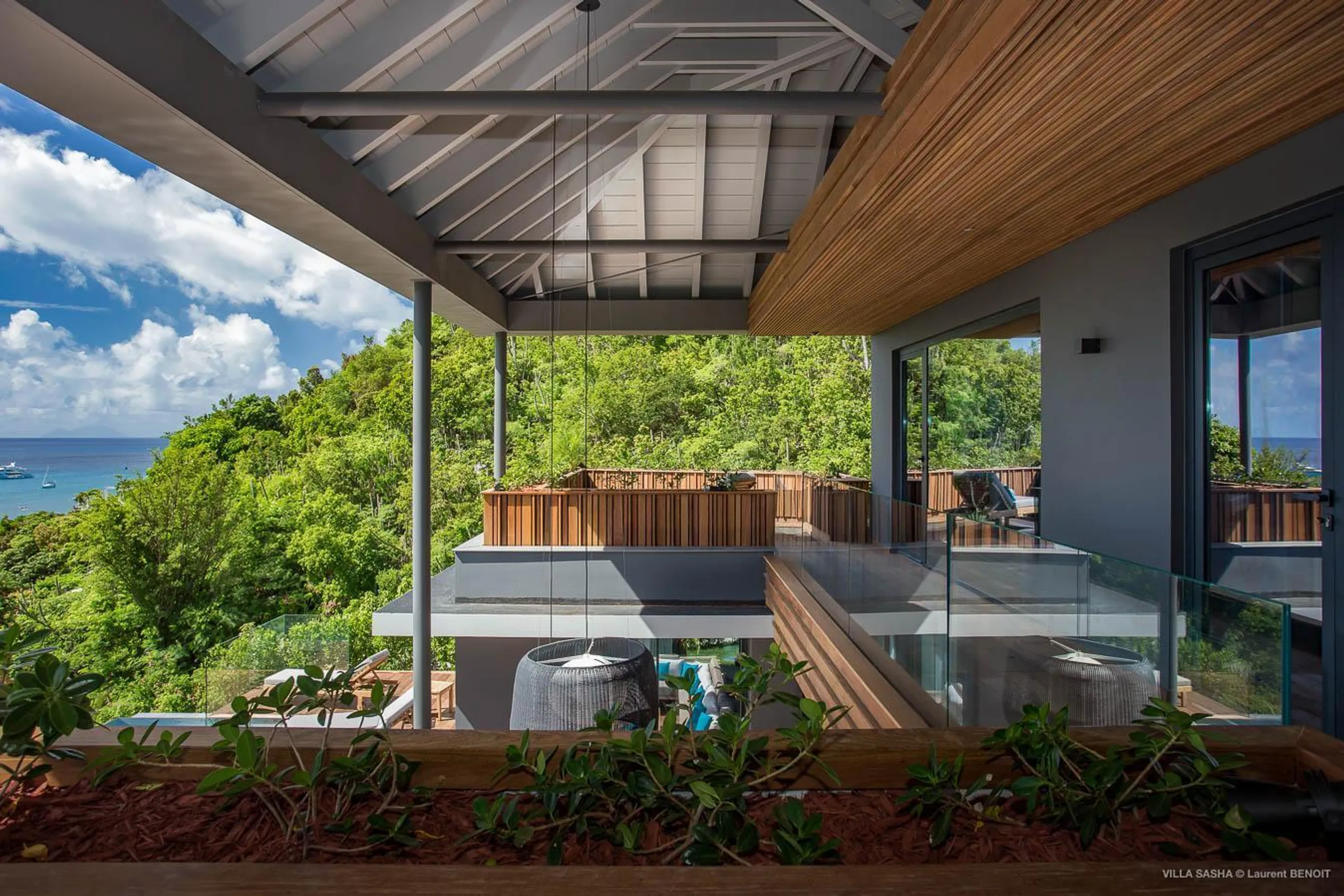 Stylish Oceanside Estate with Infinity Pool and Walks to Beach — photograph 11