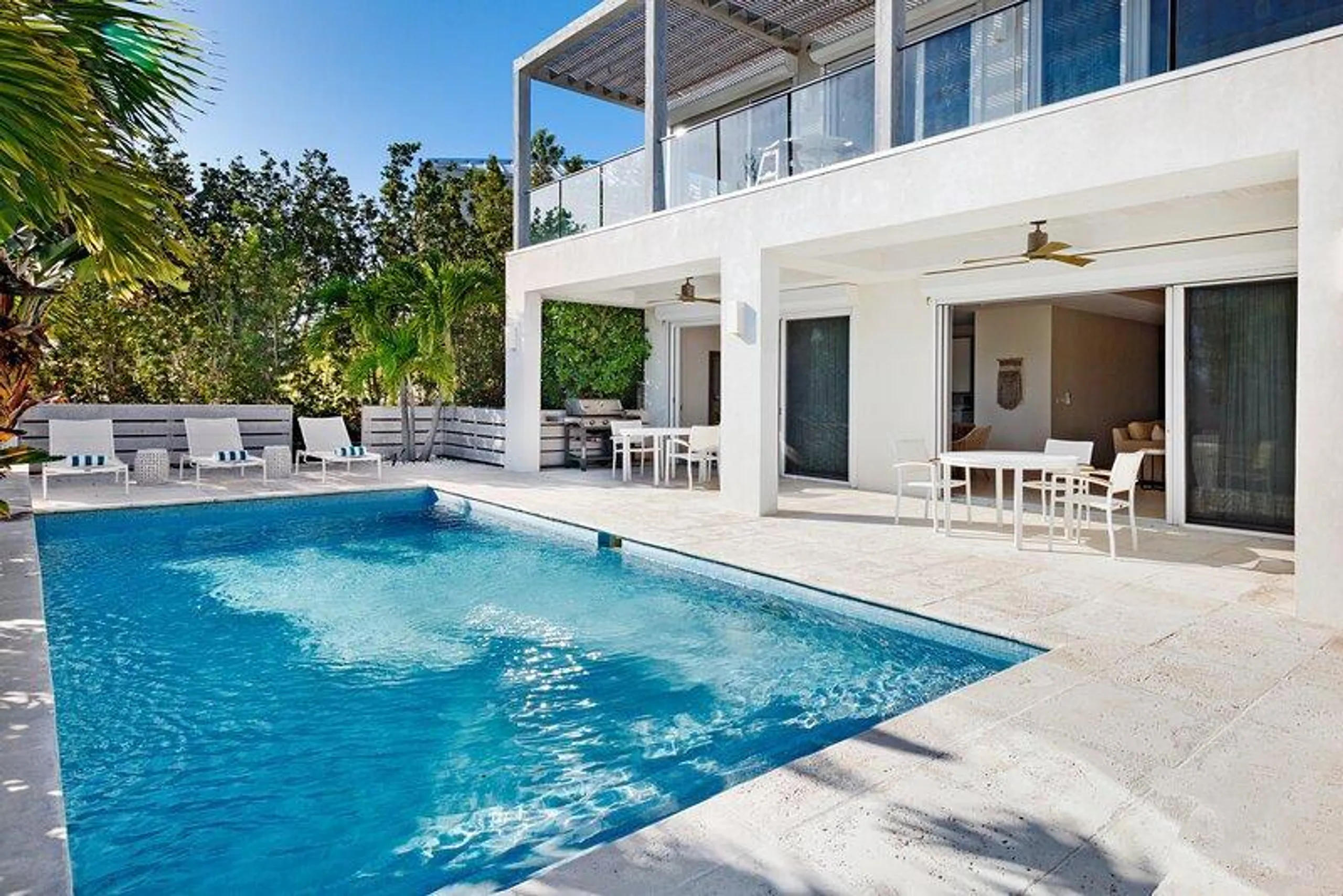 Modern Contemporary Canal Villa With Private Pool — photograph 3