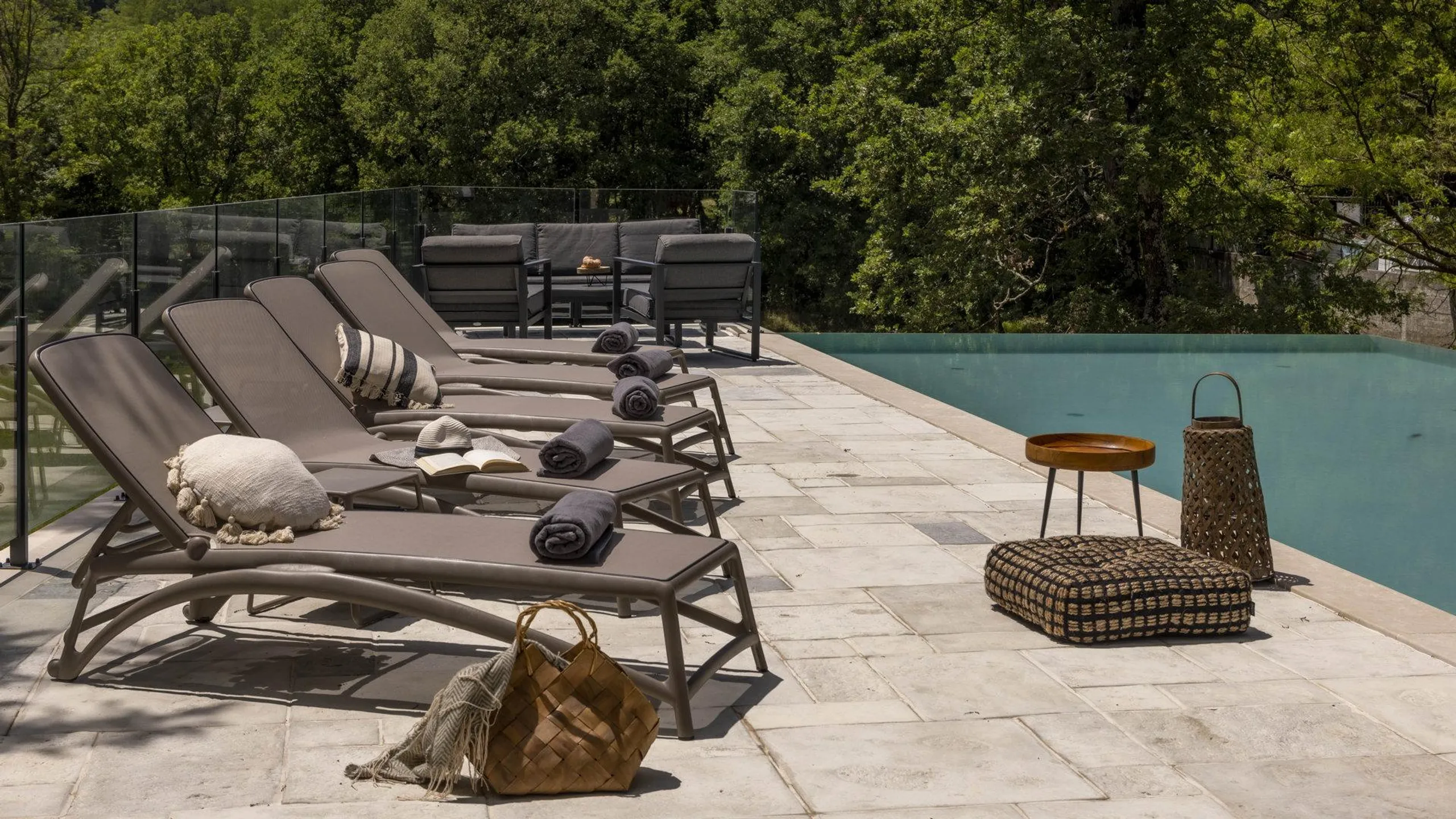 Tranquil Eclectic Villa with Private Pool and Overlooking Lush Greenery — photograph 4