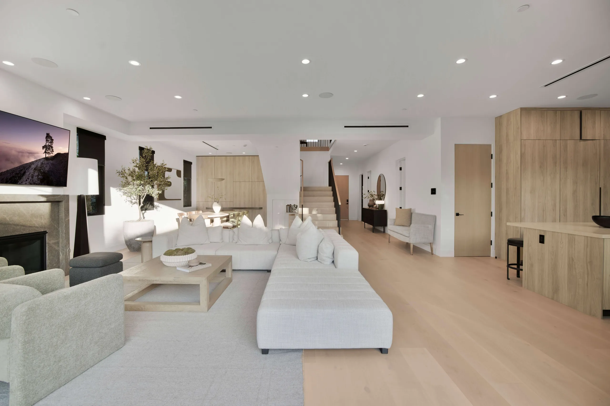 Prestige Studio City Residence with Resort Pool, Soaring Ceilings & Gated Privacy — photograph 12