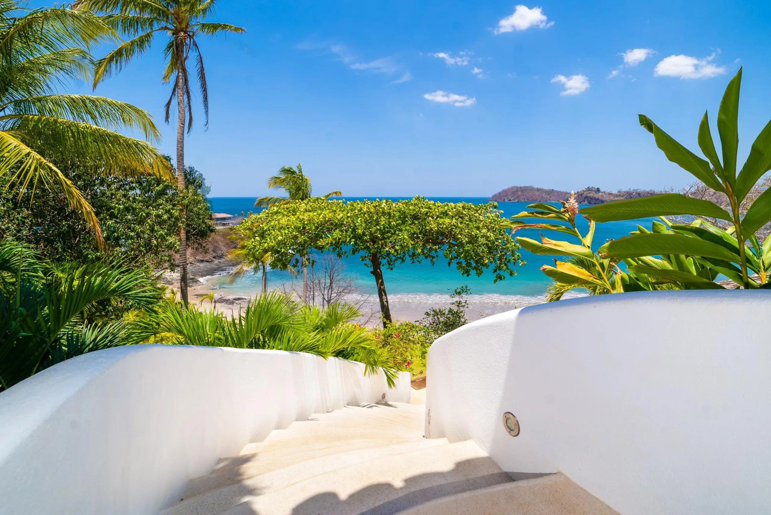 Opulent Playa Flamingo Villa with Private Pool and Sweeping Ocean Views — photograph 6