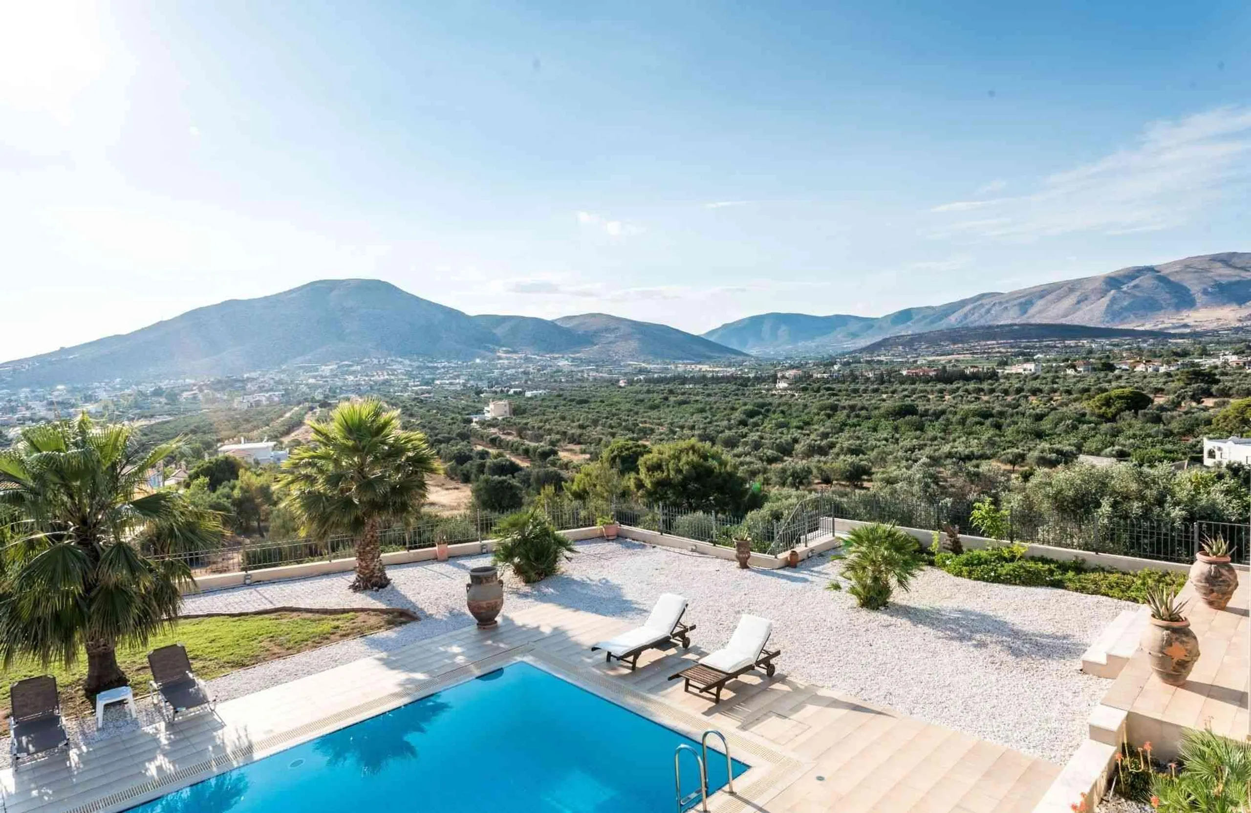 Elegant Light-filled Residence with Private Pool and Mountain Views — photograph 3