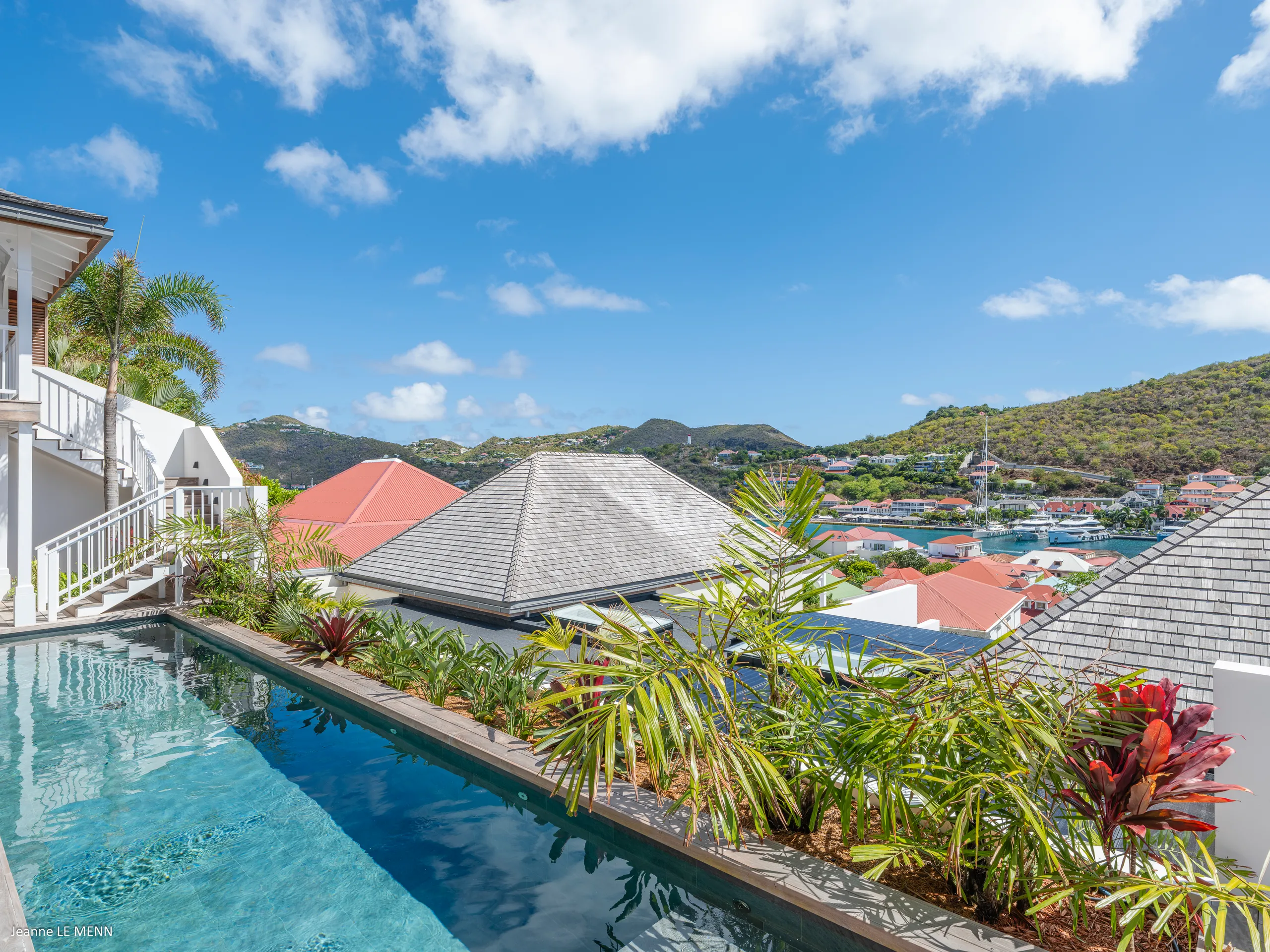 Modern Harbor-View Villa with Terrace, Pool & Airy Living Spaces — photograph 6