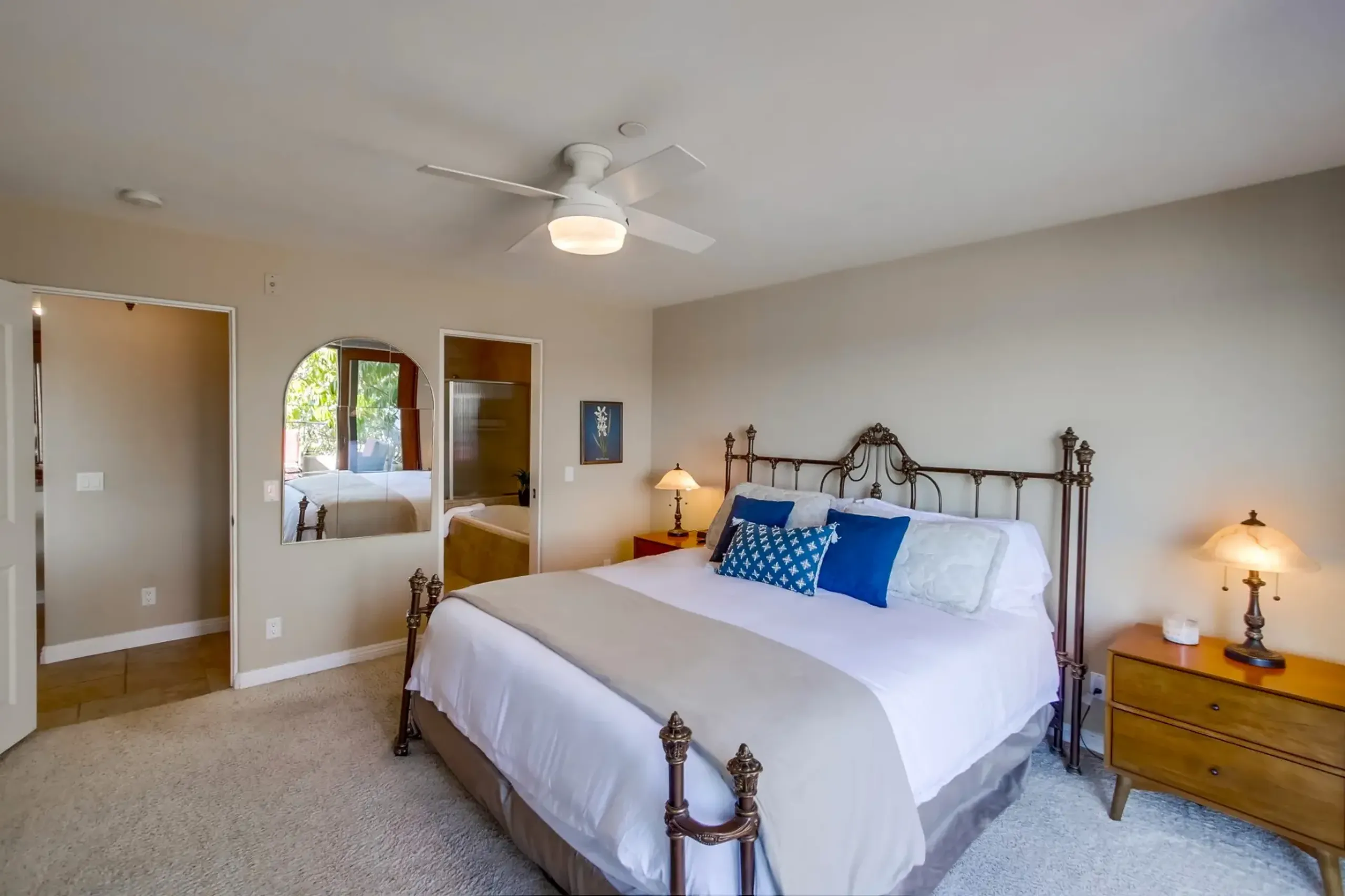 Resplendent Bay View Retreat with Walks to Beach — photograph 10
