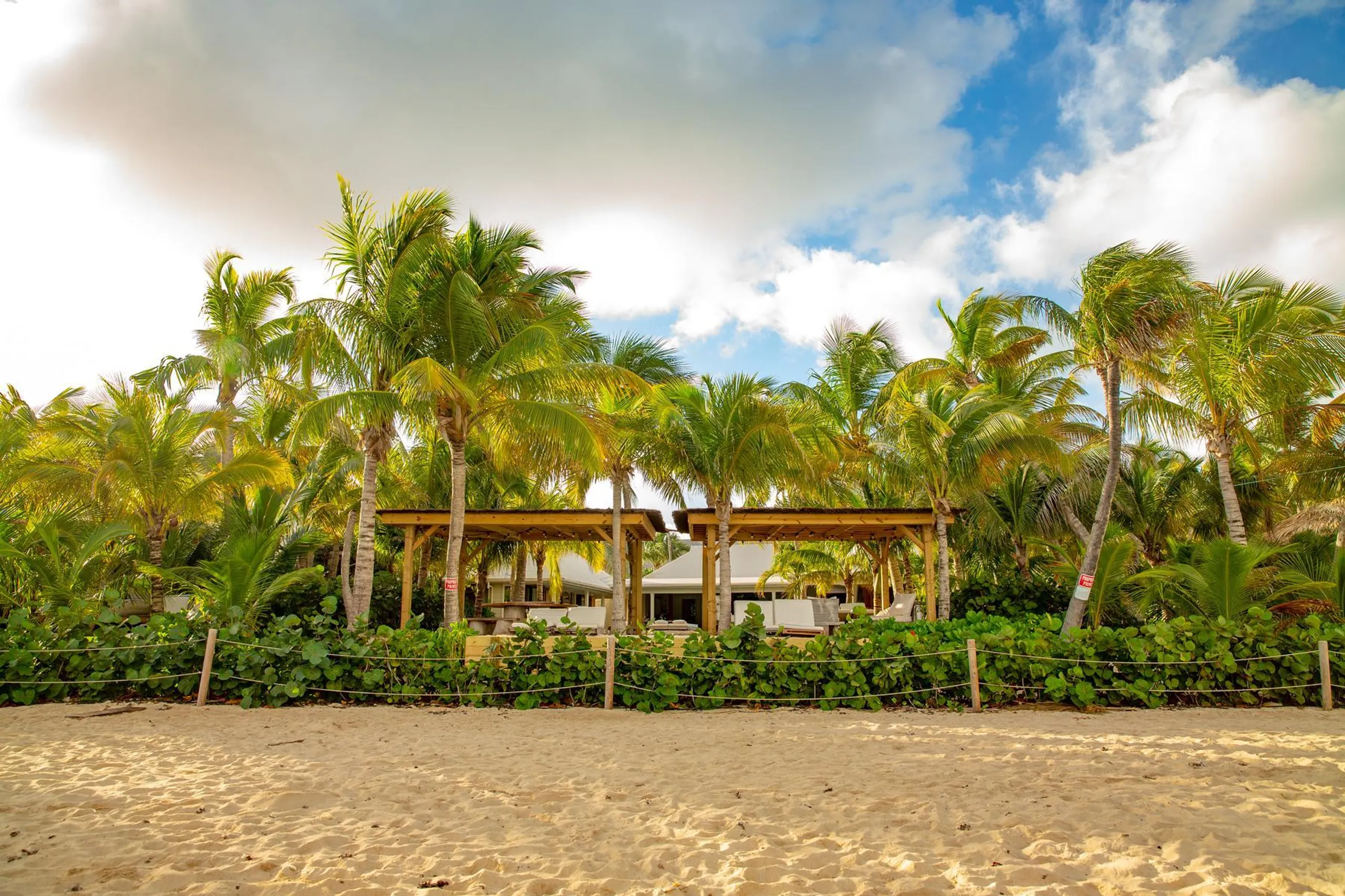 Majestic Beachfront Villa in Lorient with Private Pool and Oceanside Gazebo — photograph 2