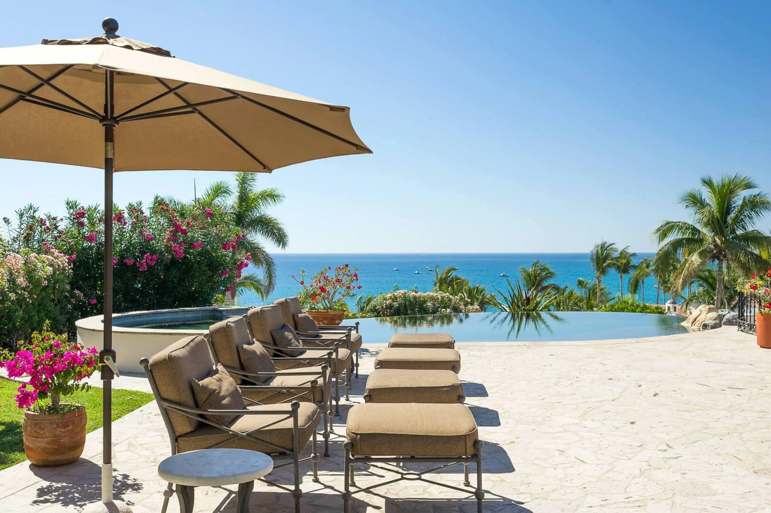 Refined and Upscale Caleta Estate with Infinity Pool and Ocean Views — photograph 7