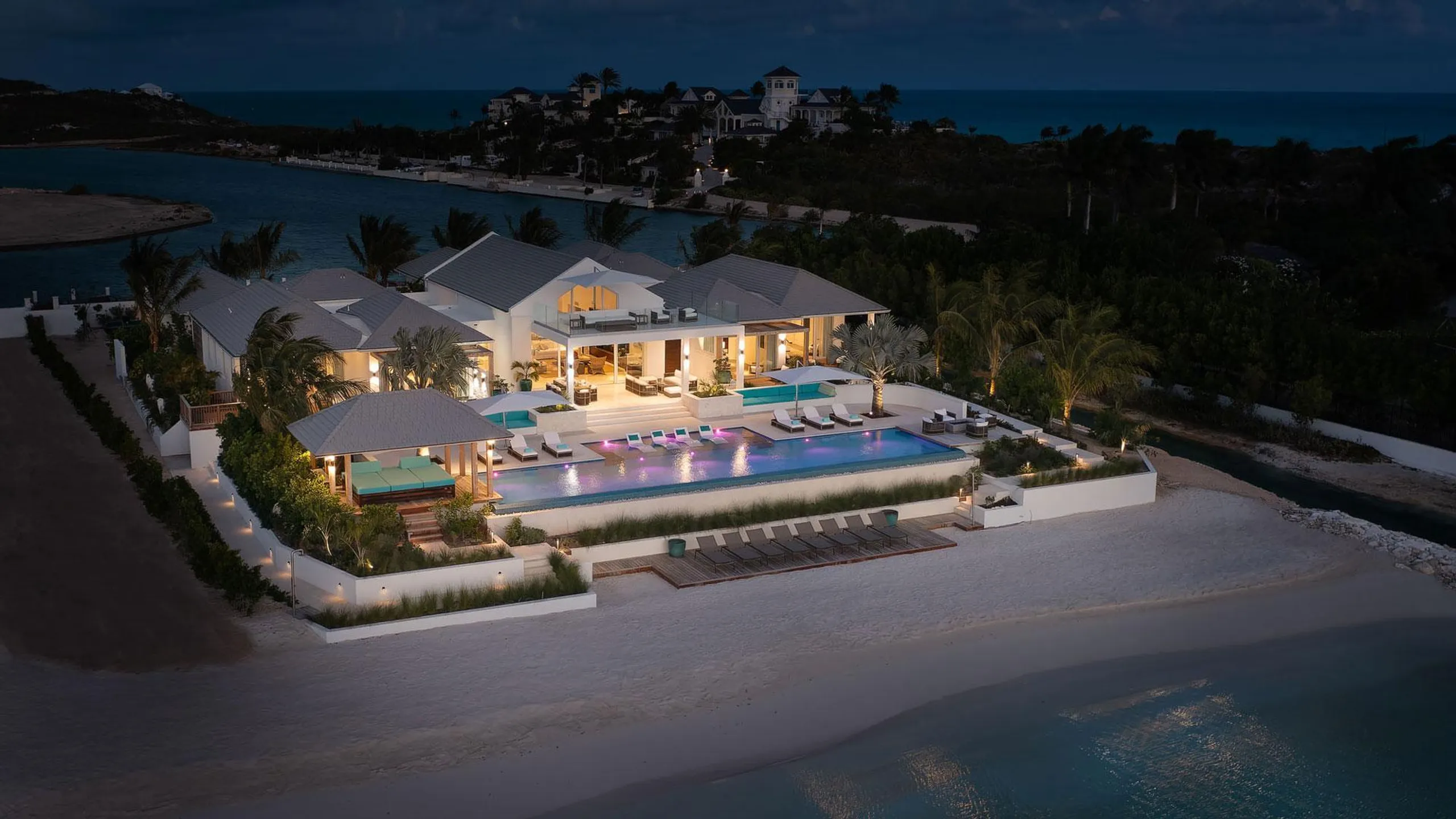 Serene Ocean Views from Chic Island Estate with Infinity Pool — photograph 12