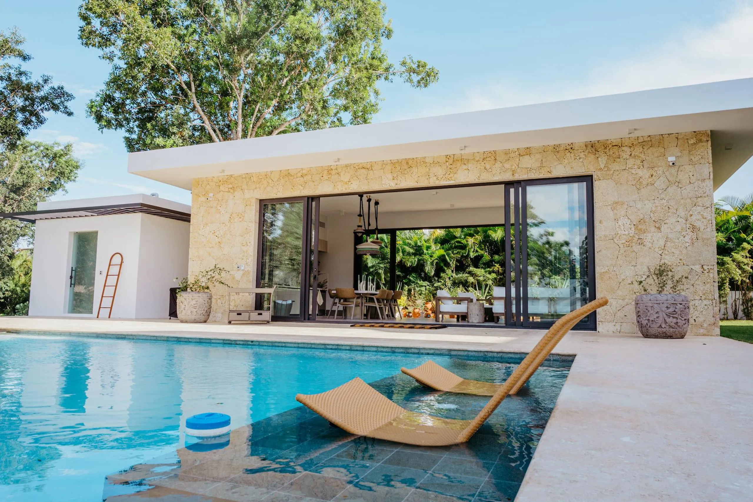 Serene Two-Story Villa with Private Pool and Gazebo — photograph 4