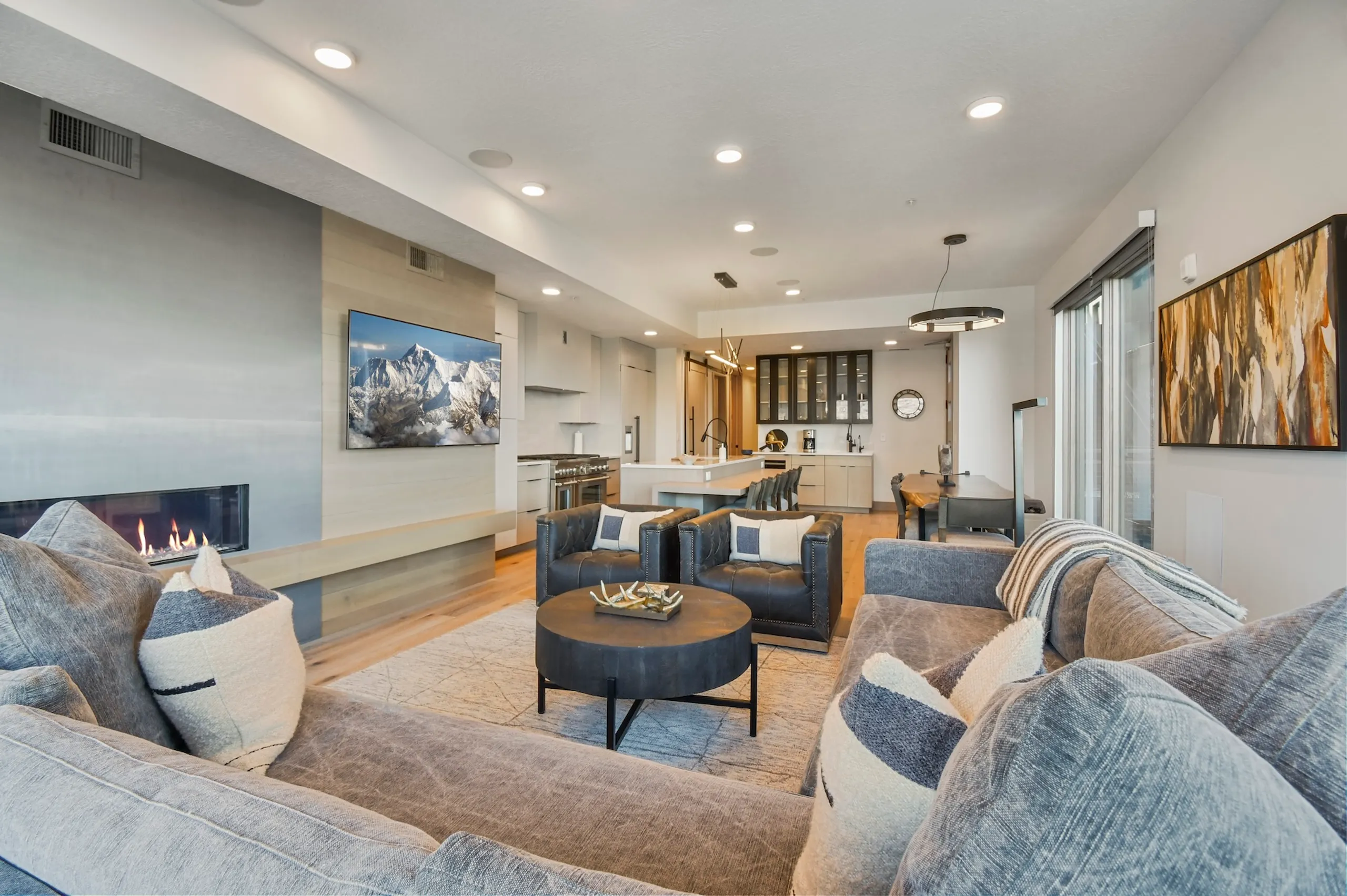 Elegant 3BR Mountainside Villa with Balcony, Firepit, Ski Access and Mountain Views — photograph 5