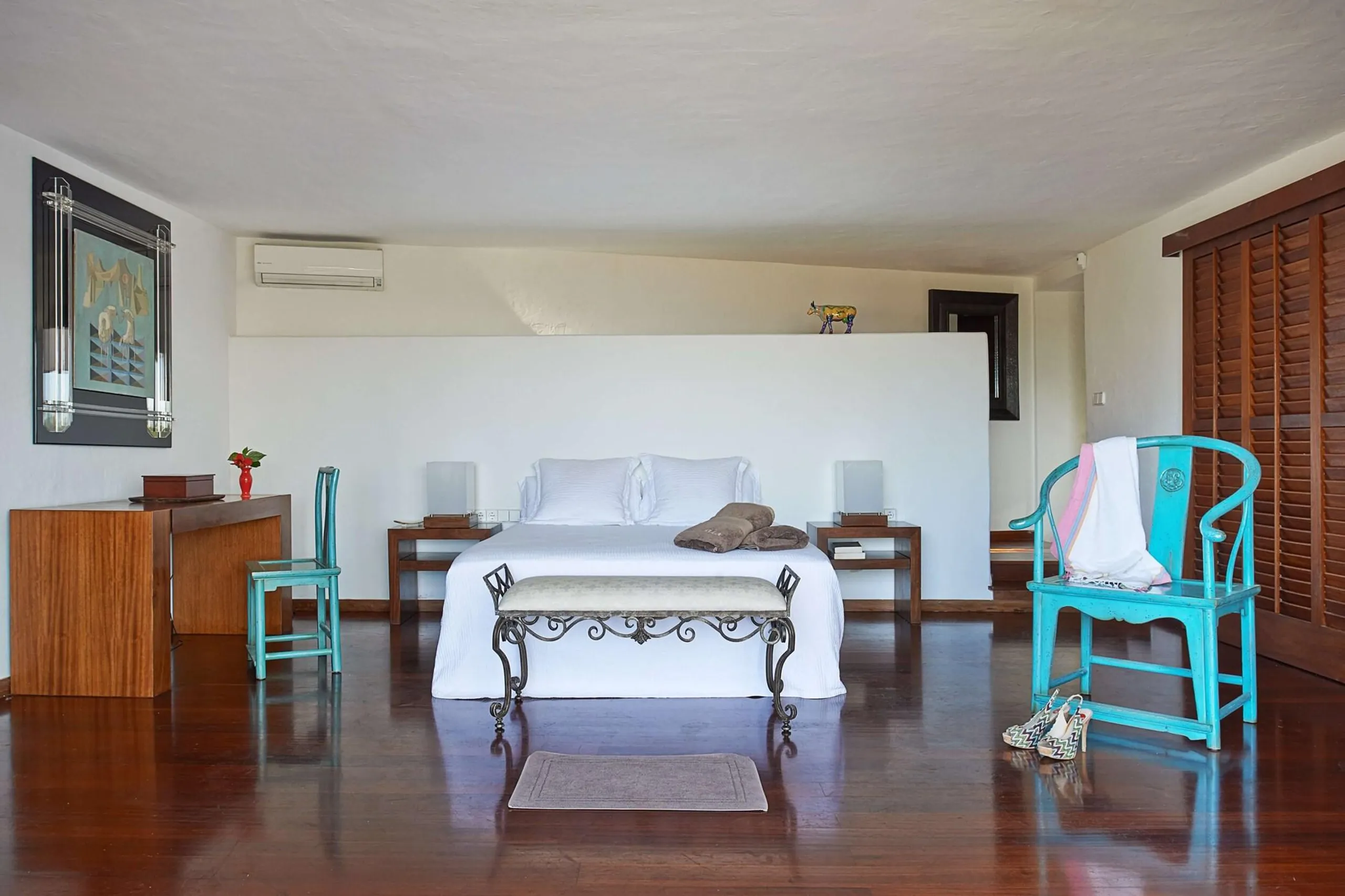 Gleaming Luxury Villa with Pool and Spectacular Views of Talamanca Bay — photograph 11