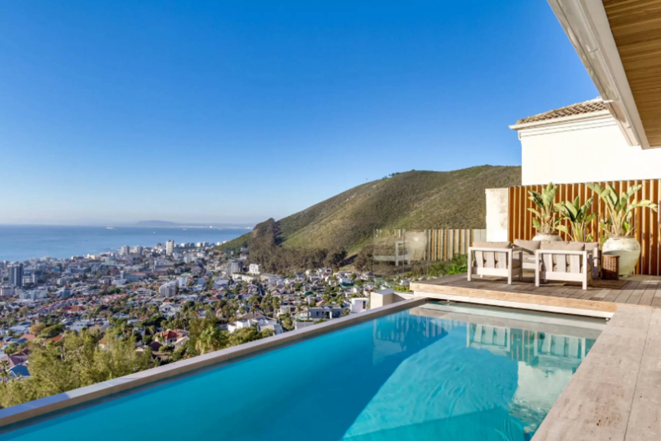 Captivating Modern Retreat with Panoramic Ocean Views — photograph 3