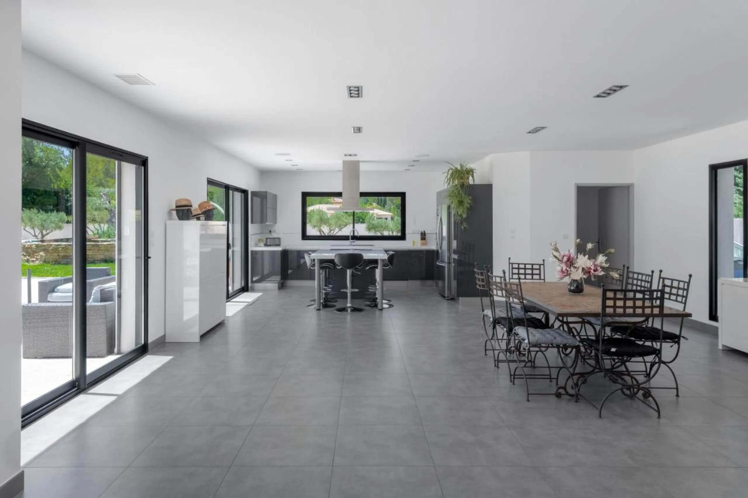 Splendorous Family Villa with Heated Pool and Resort-Style Amenities — photograph 9