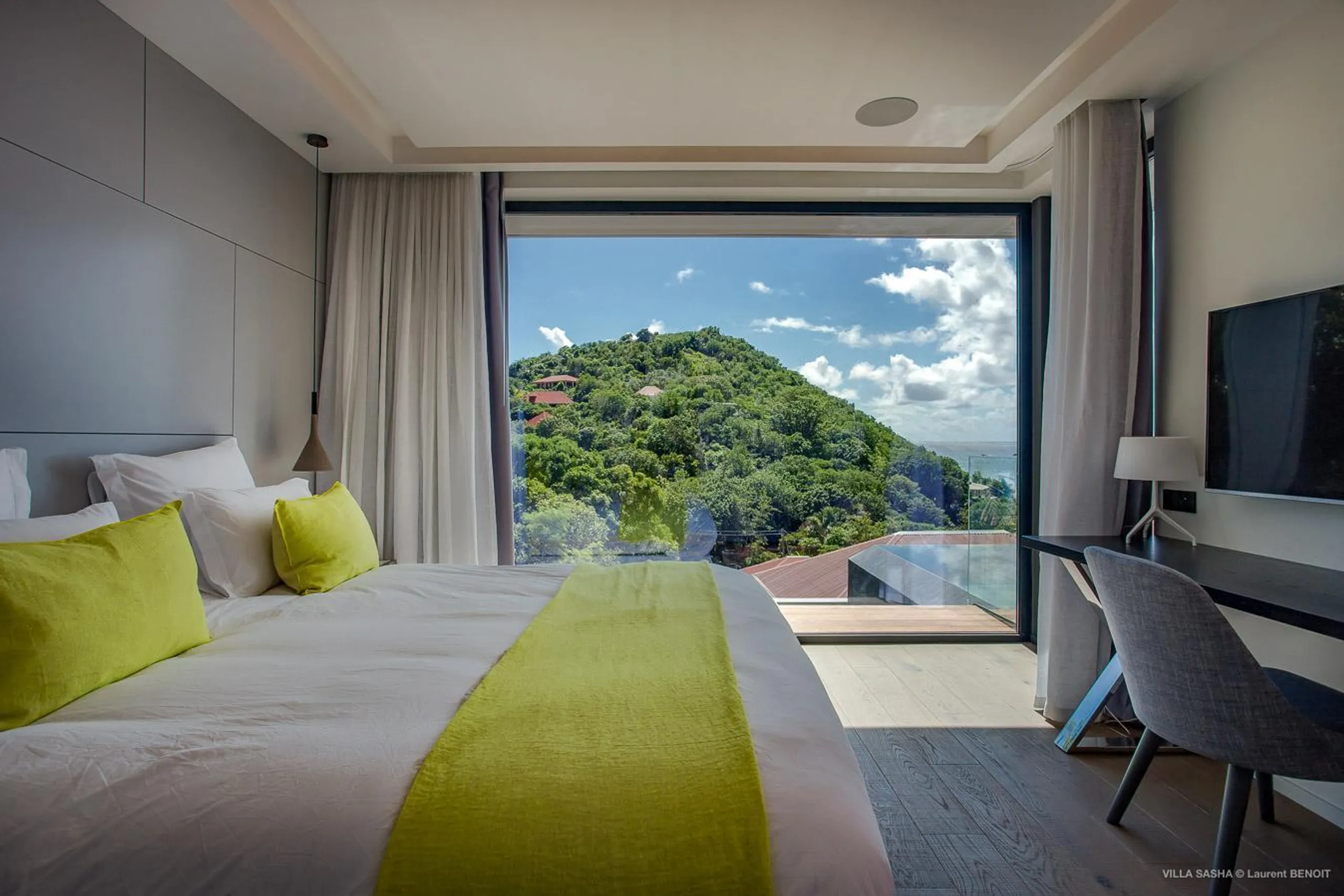 Stylish Oceanside Estate with Infinity Pool and Walks to Beach — photograph 6