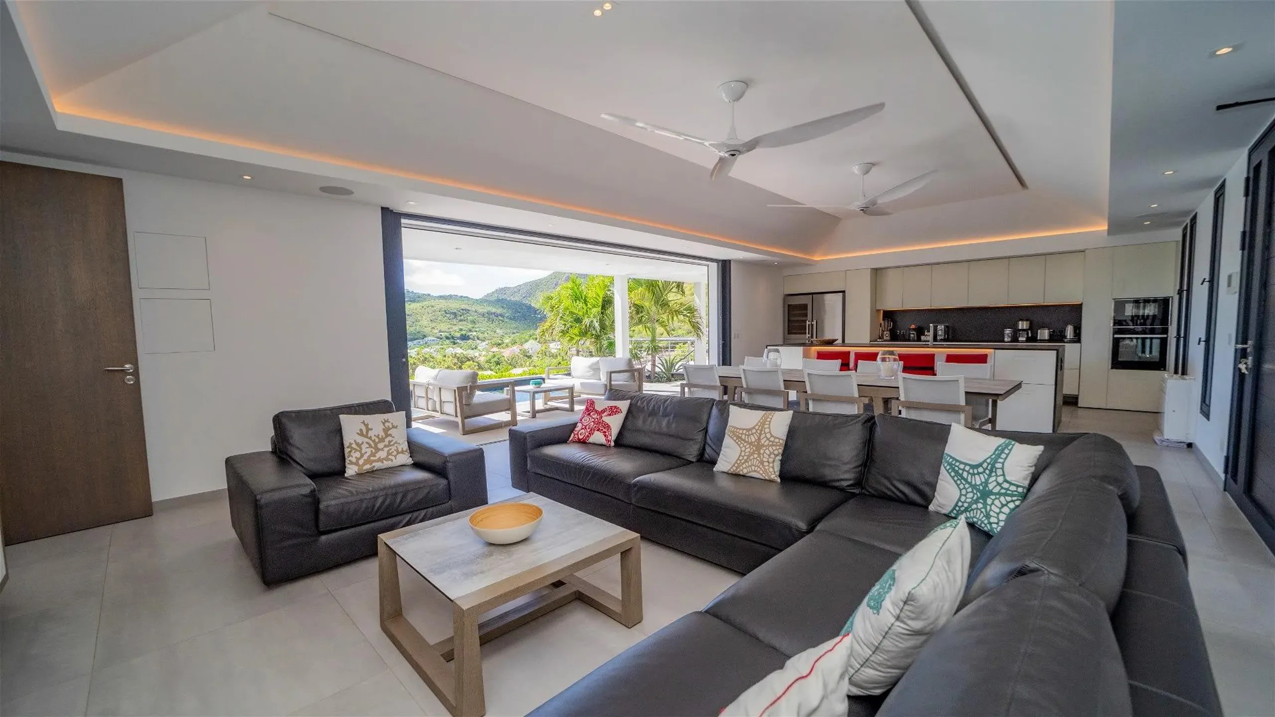 Cozy Oceanview Villa with Pool — photograph 11