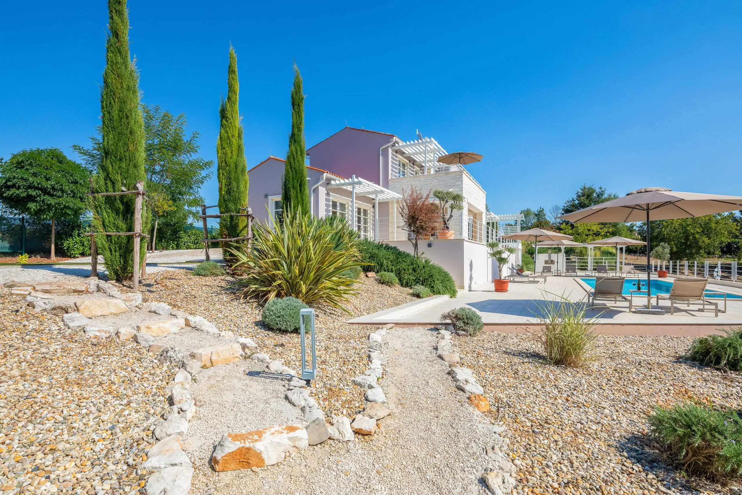 Awe-inspiring Private Complex with 3 Pools for Large Groups in Istria's Countryside — photograph 2
