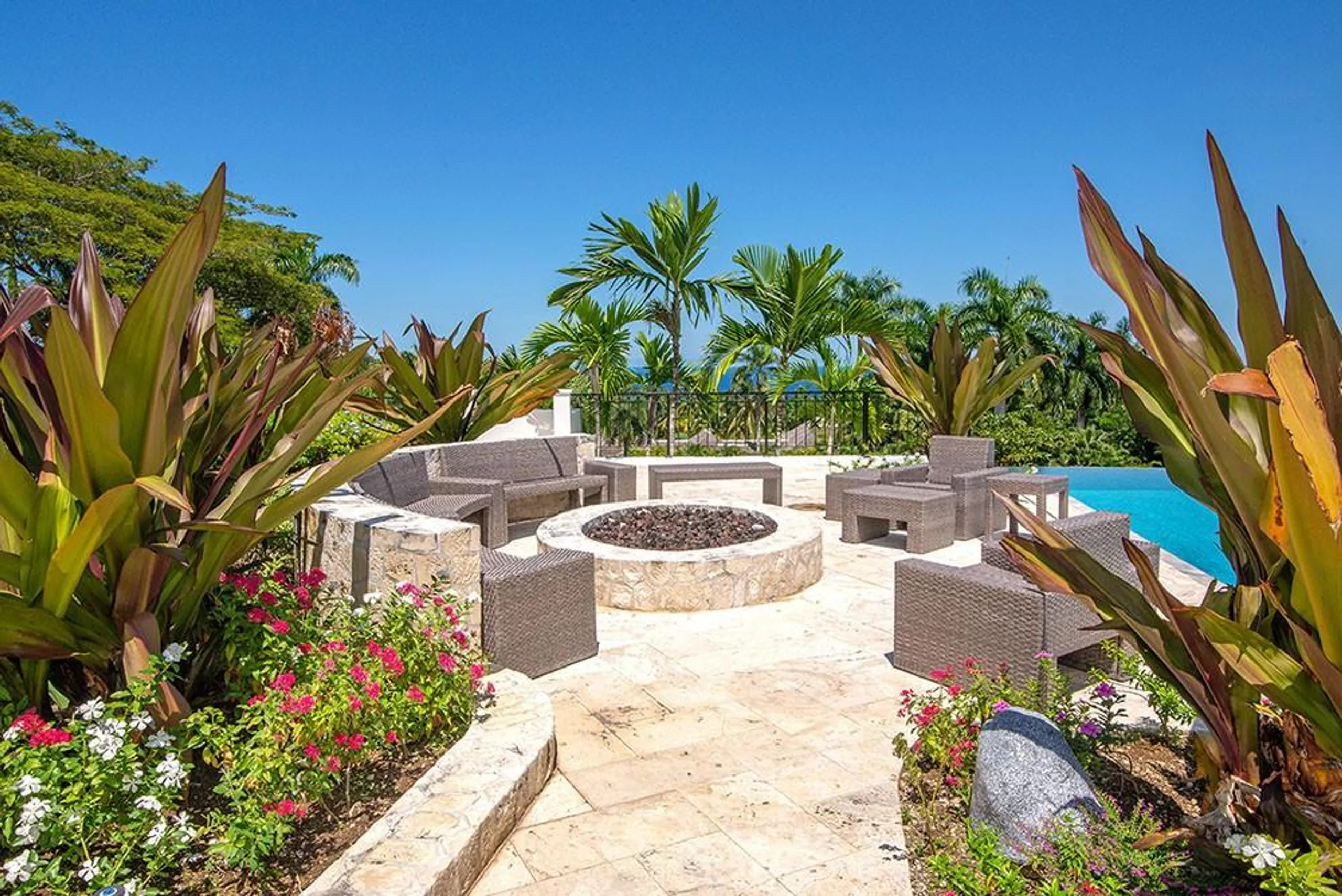 Stunning Sandy Bay Estate with Infinity Pool and Stunning Ocean Views — photograph 8