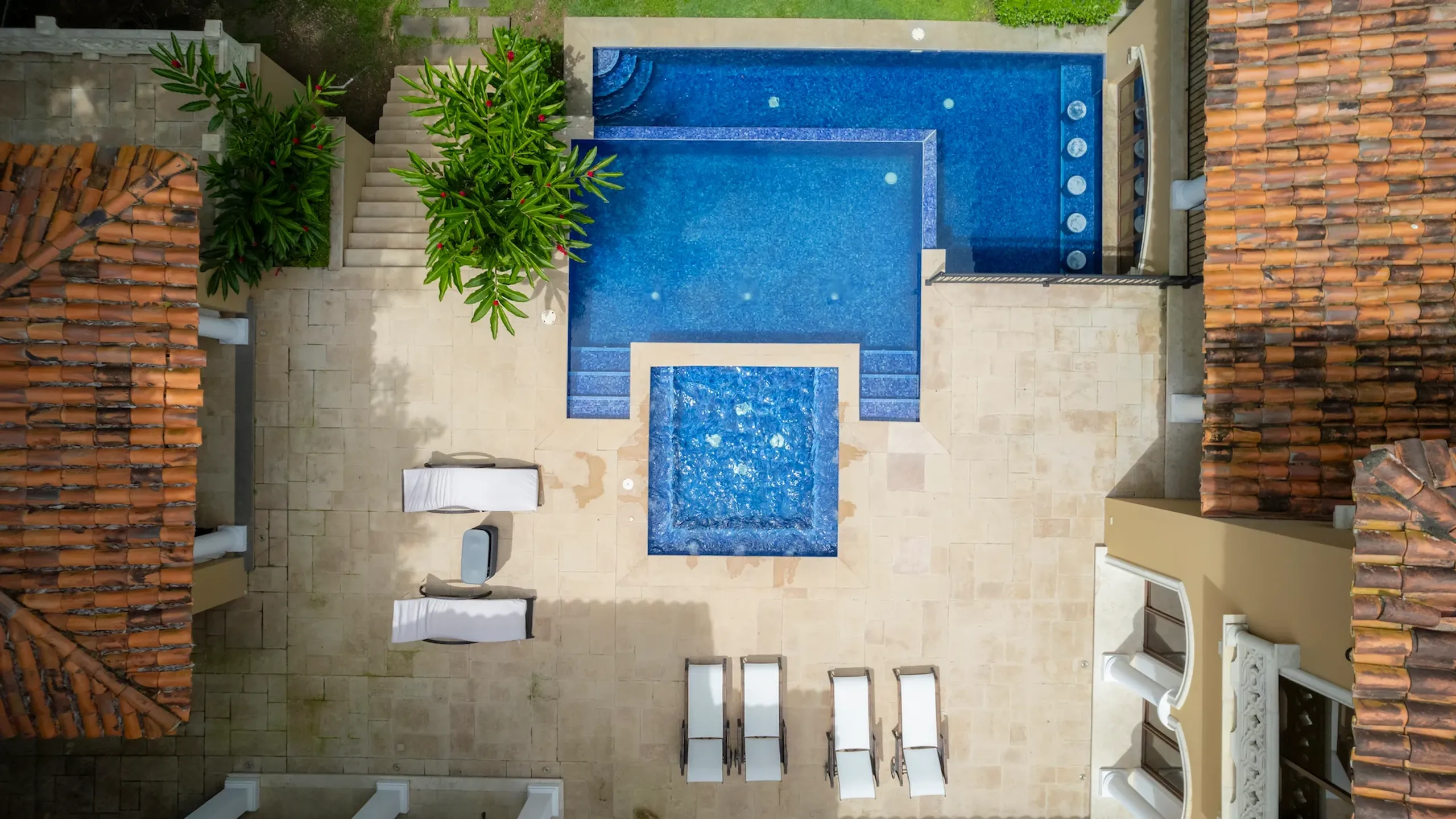 Federico Castro–Designed Villa in Los Sueños with Pool, Theater & Golf Views — photograph 3
