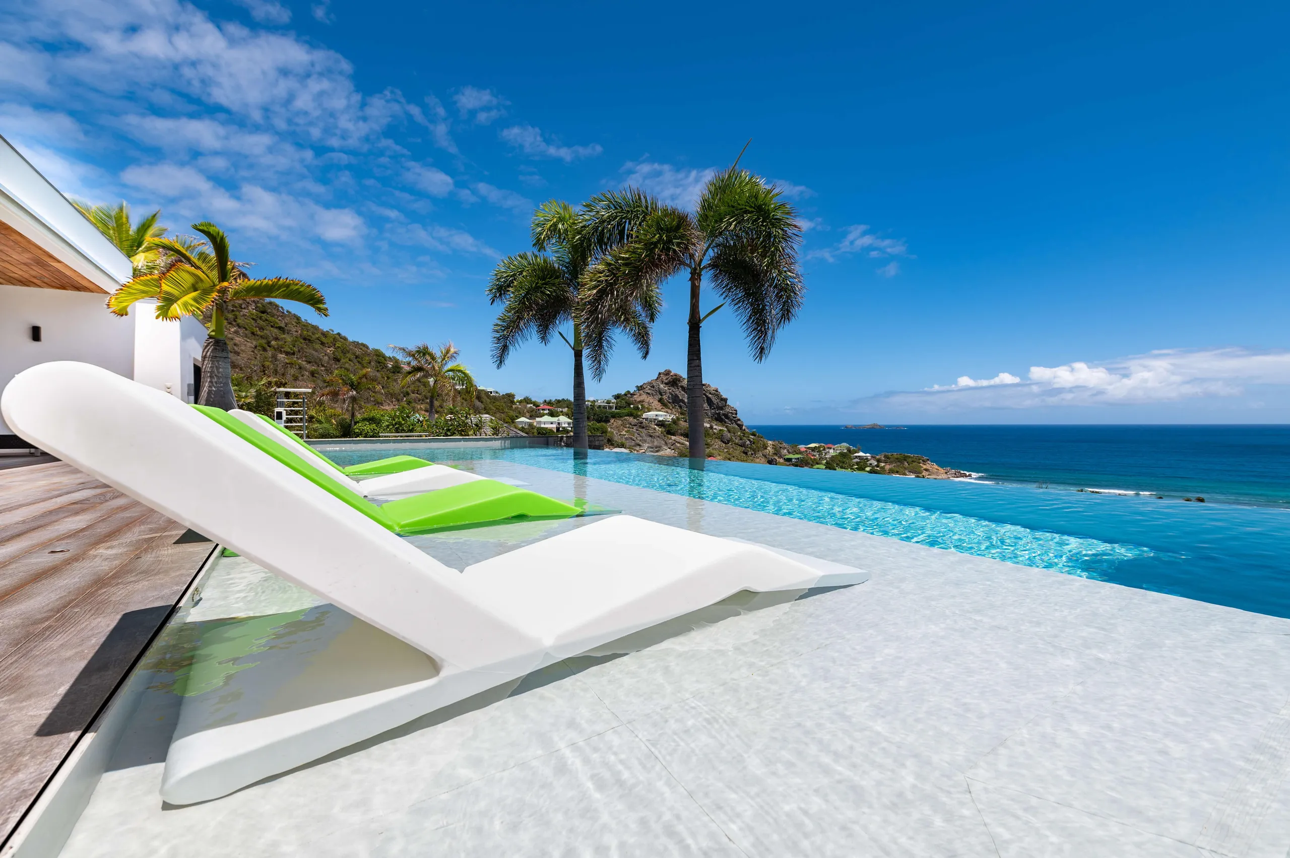 Captivating Majestic Villa with Infinity Pool and Awe-Inspiring Ocean Views — photograph 4
