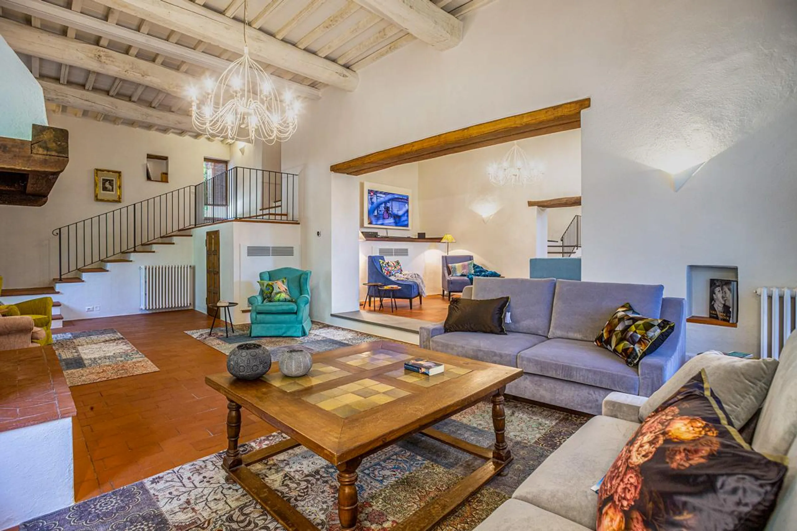 Glorious Tuscan Villa with Private Pool, Jacuzzi and Dining Terraces — photograph 6