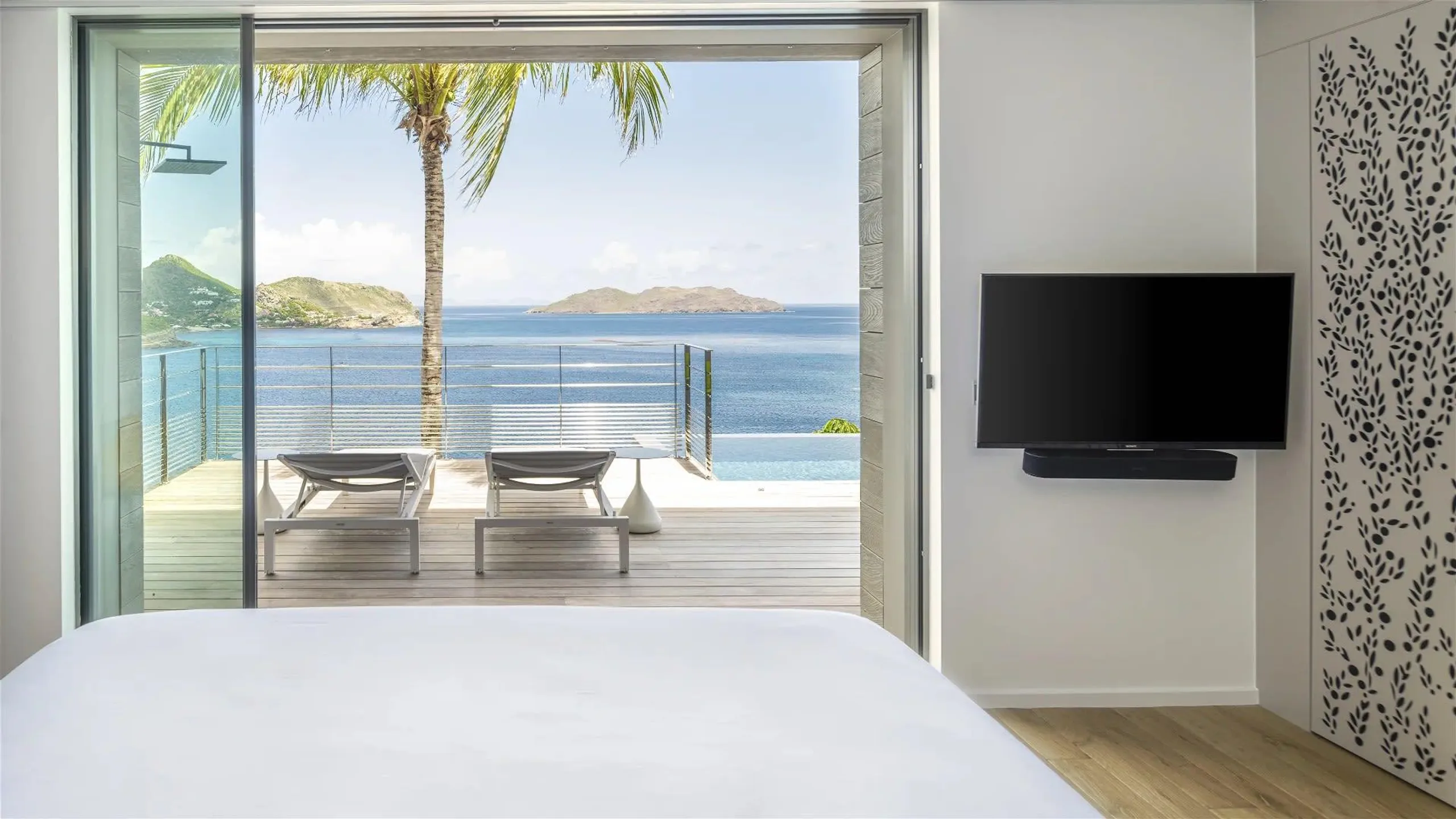 Stunning Oceanfront Villa with Panoramic View — photograph 9