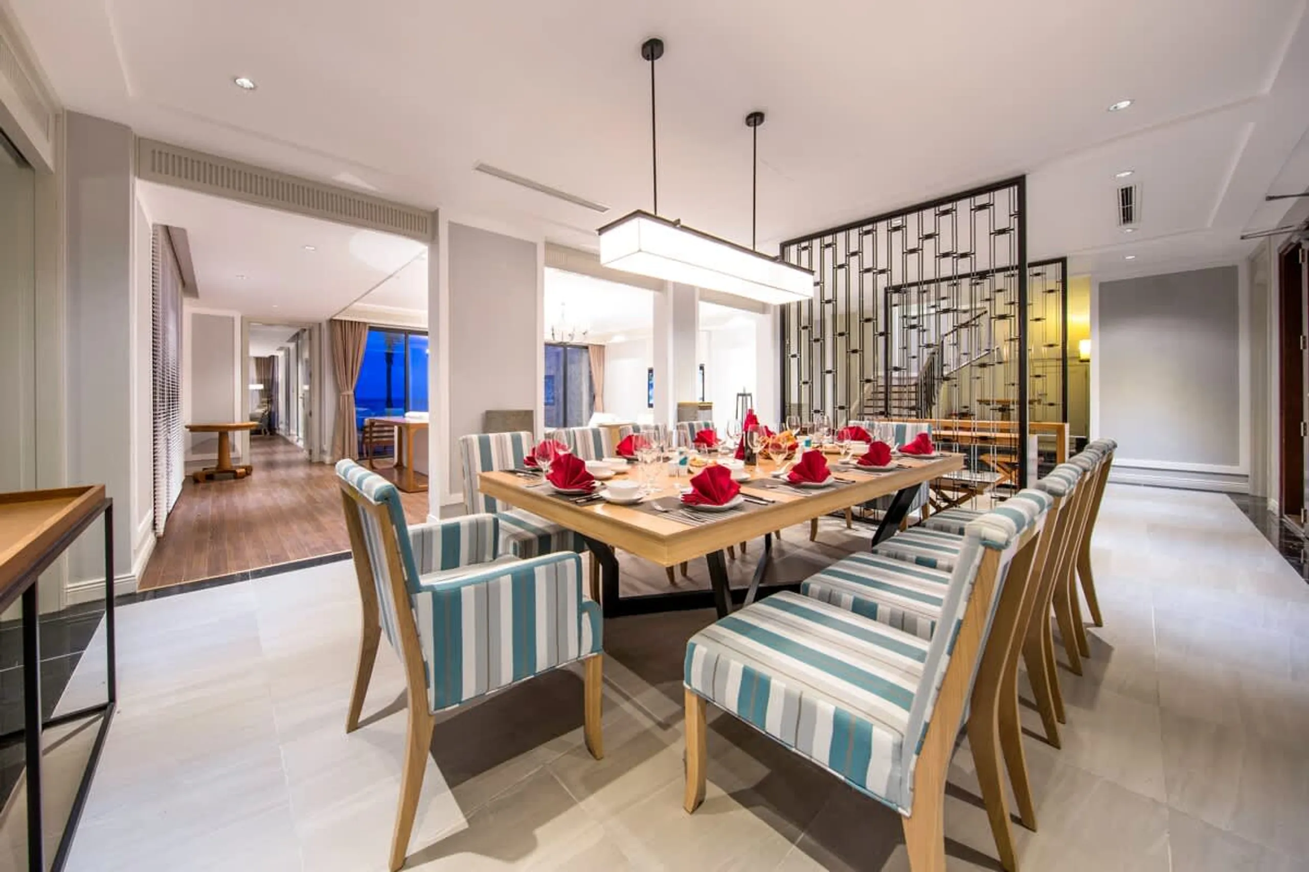 Superlative Coastal Villa with Private Pool and Stunning Beach Views — photograph 3