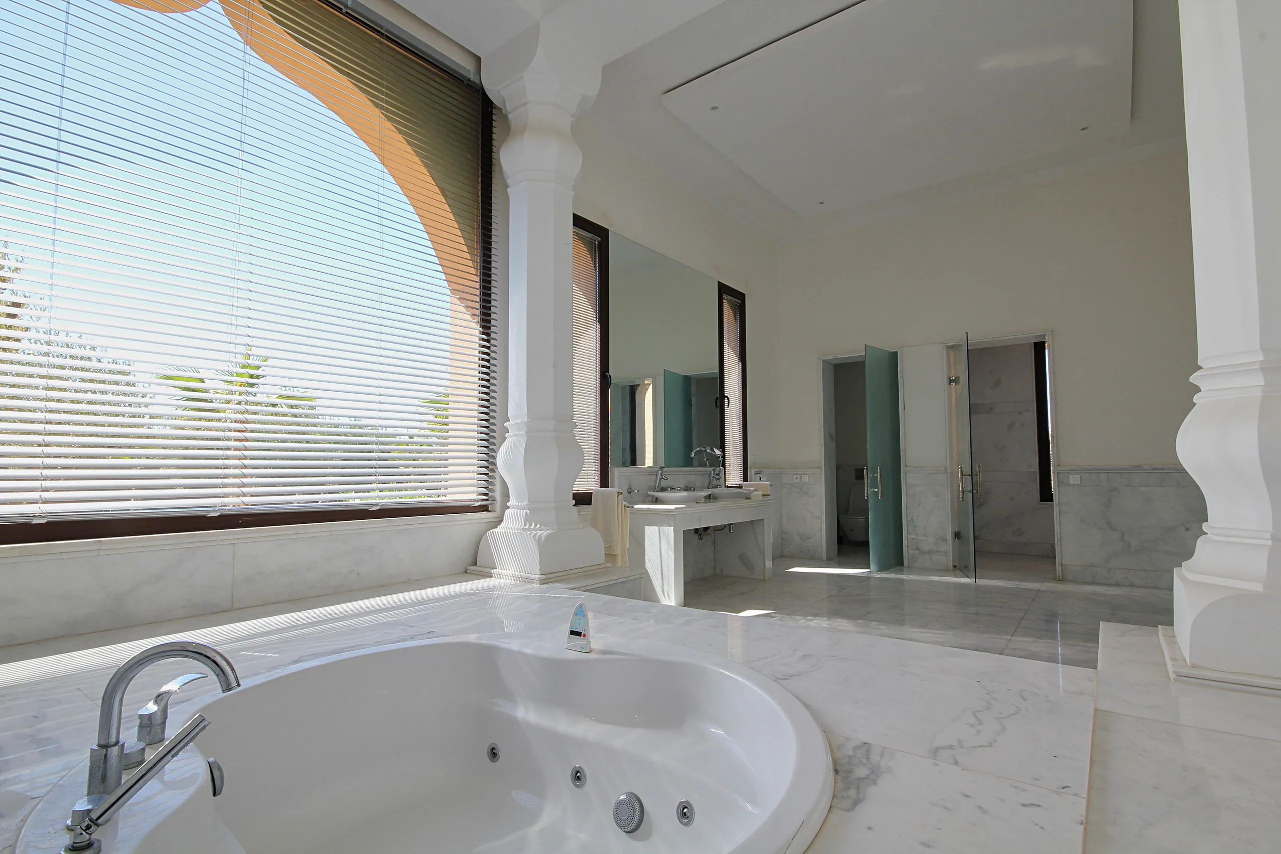 Statuesque Spacious Villa with Infinity Pool and Mountain Views — photograph 12
