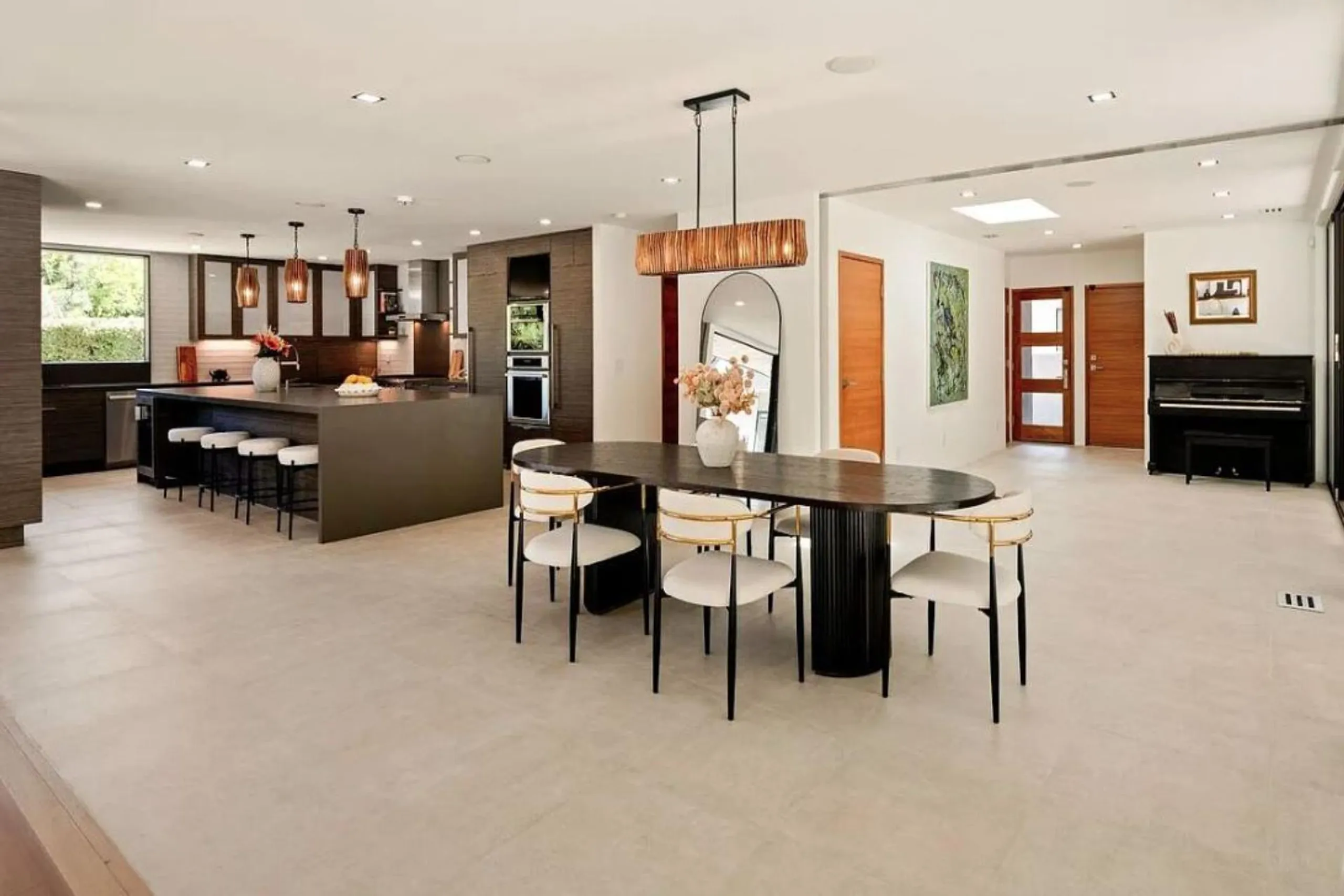 Legacy Beverly Hills Estate with Modern Luxury with Pool, Theater & Gym — photograph 7