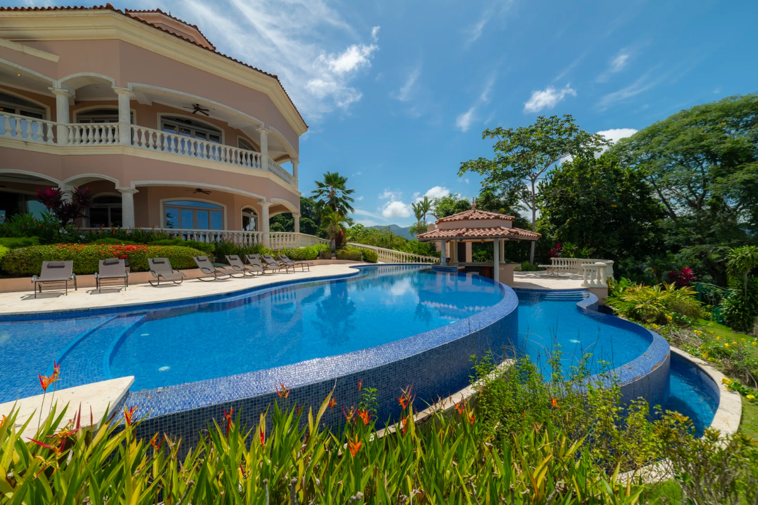 Grand Los Sueños 10-Bedroom Mansion with Infinity Pool, Helipad & Panoramic Views — photograph 3