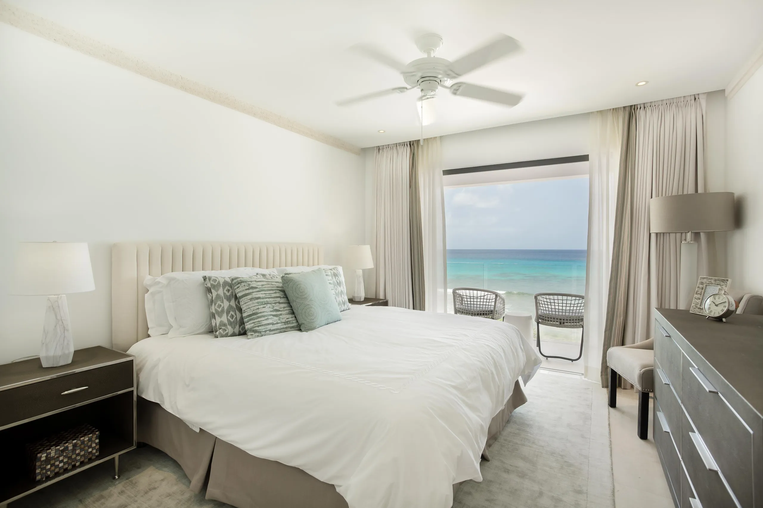 Modern Contemporary Luxe Villa with Private Pool and Direct Beach Access — photograph 12