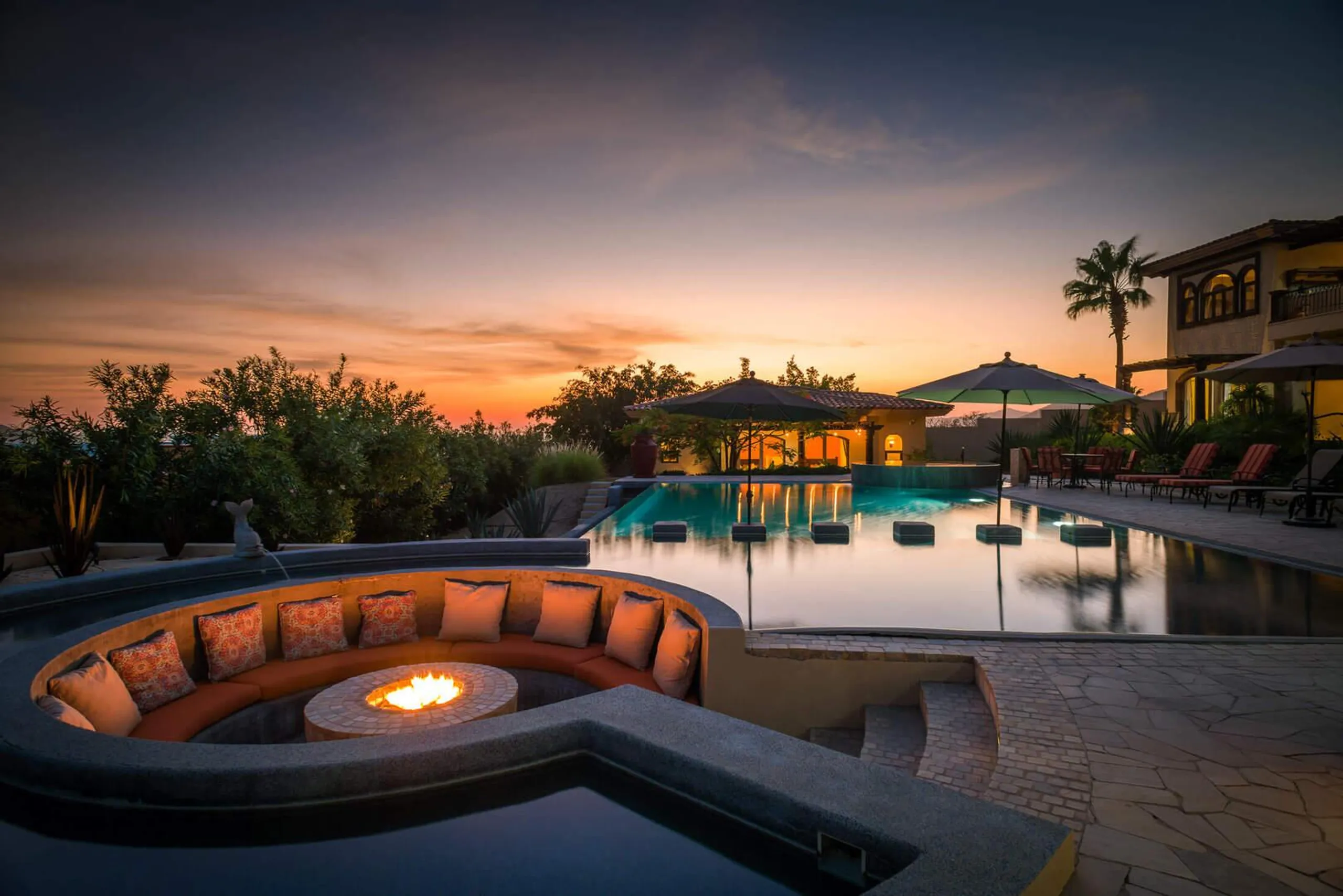 Exhilarating Hillside Villa with Infinity Pool and Panoramic City Views in Cabo San Lucas — photograph 12
