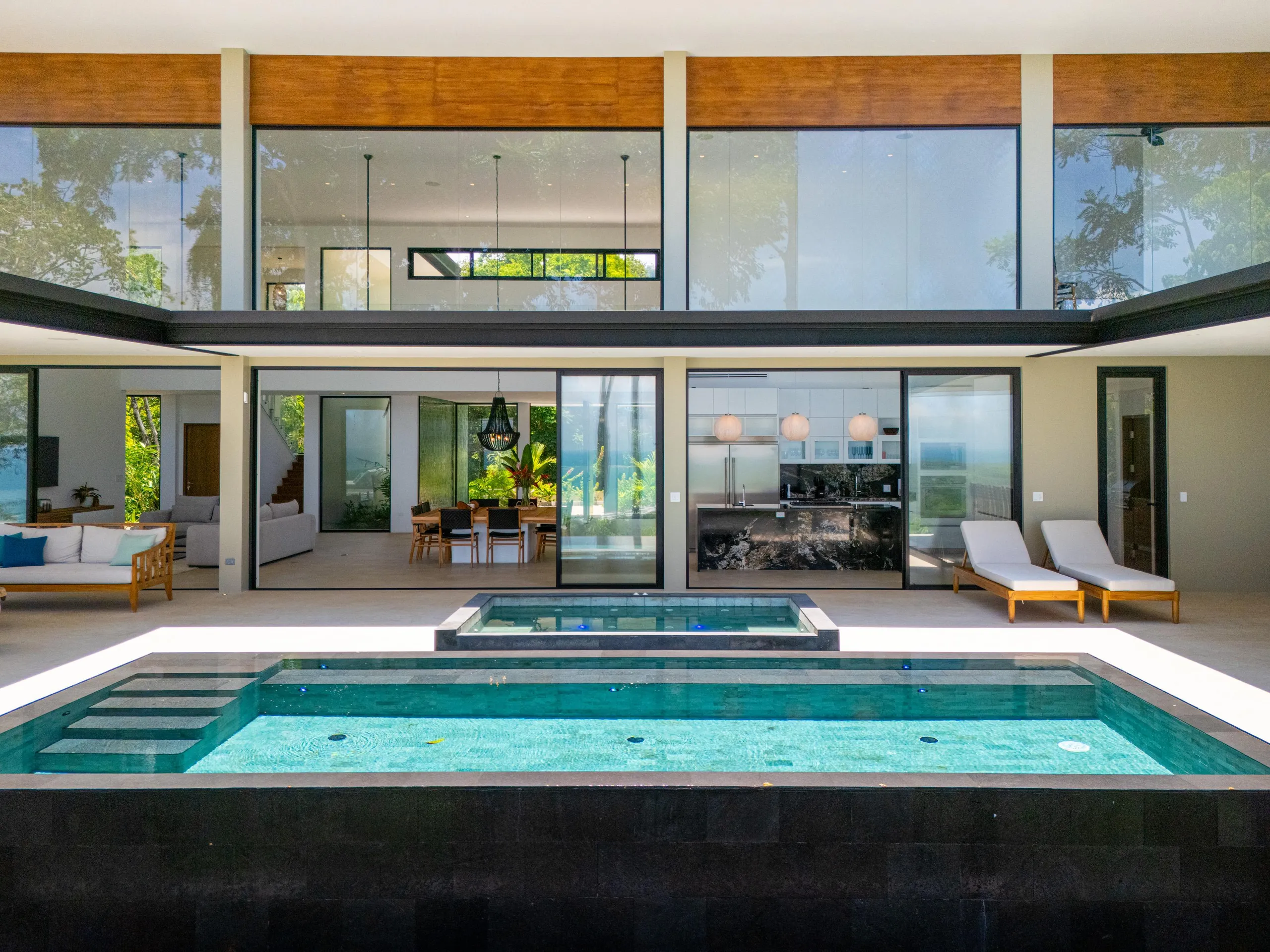 Top-Notch Villa with Infinity Pool, Jacuzzi, and Stunning Ocean Views — photograph 9
