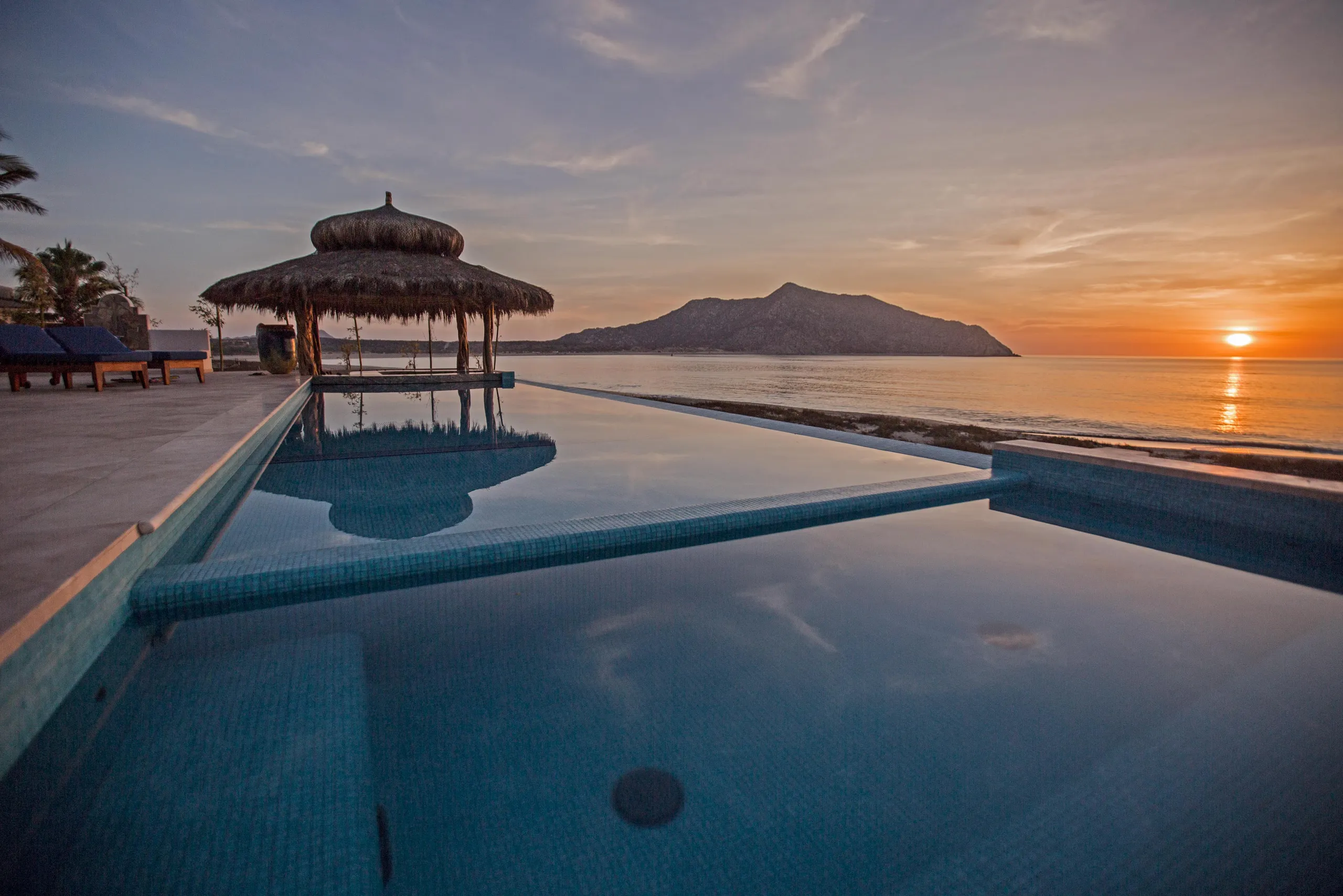 Stunning Los Frailes Villa with Invigorating Pool and Walks to Beach — photograph 4