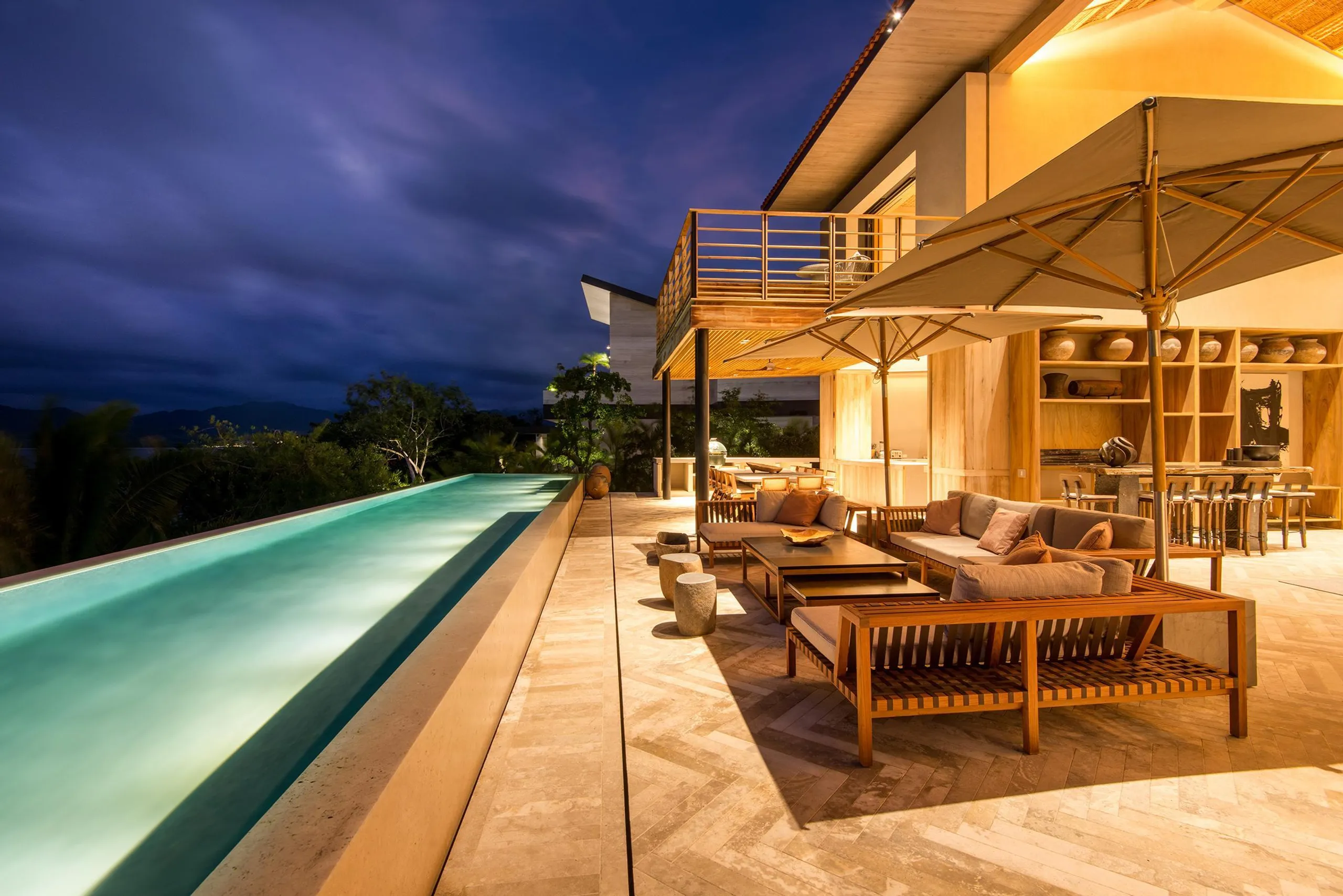 Beautiful Oceanfront Luxe Estate, with Infinity Pool Overlooking Litibu Bay — photograph 8