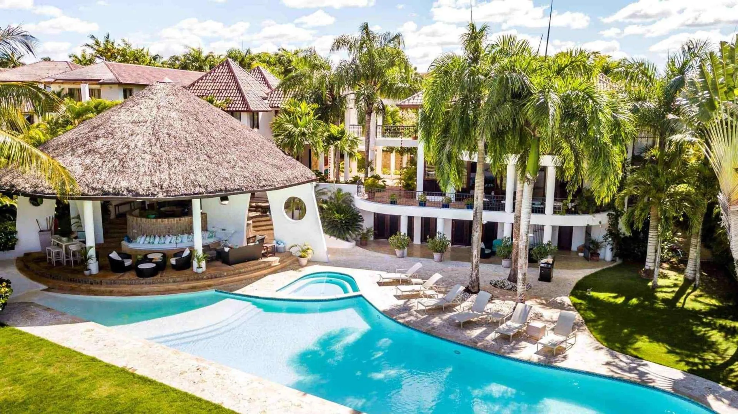 Luxe Grand Villa with Private Pool and Lush Grounds — photograph 2