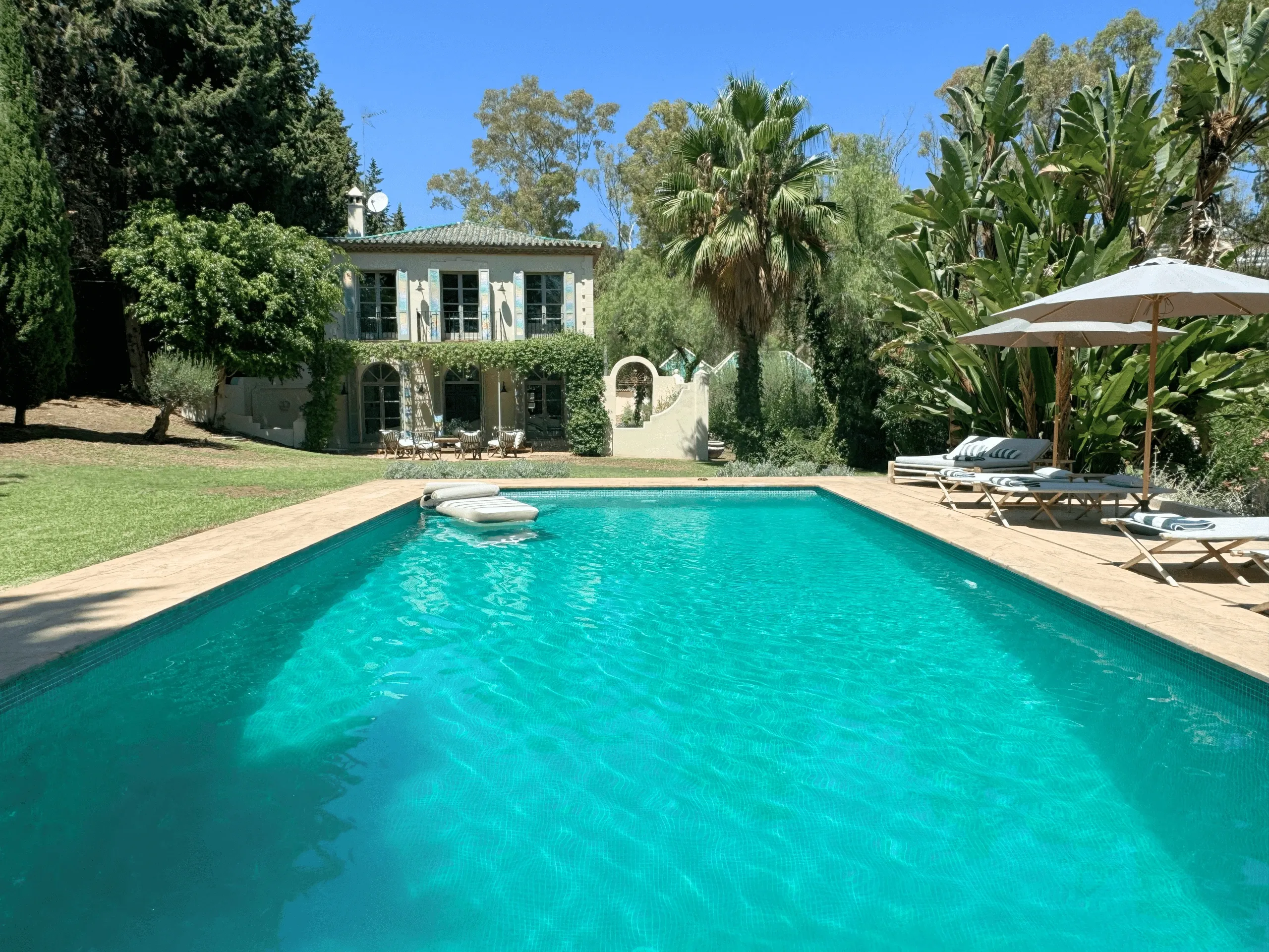Majestic Traditional Estate with Private Pool and Stunning Garden Views — photograph 8