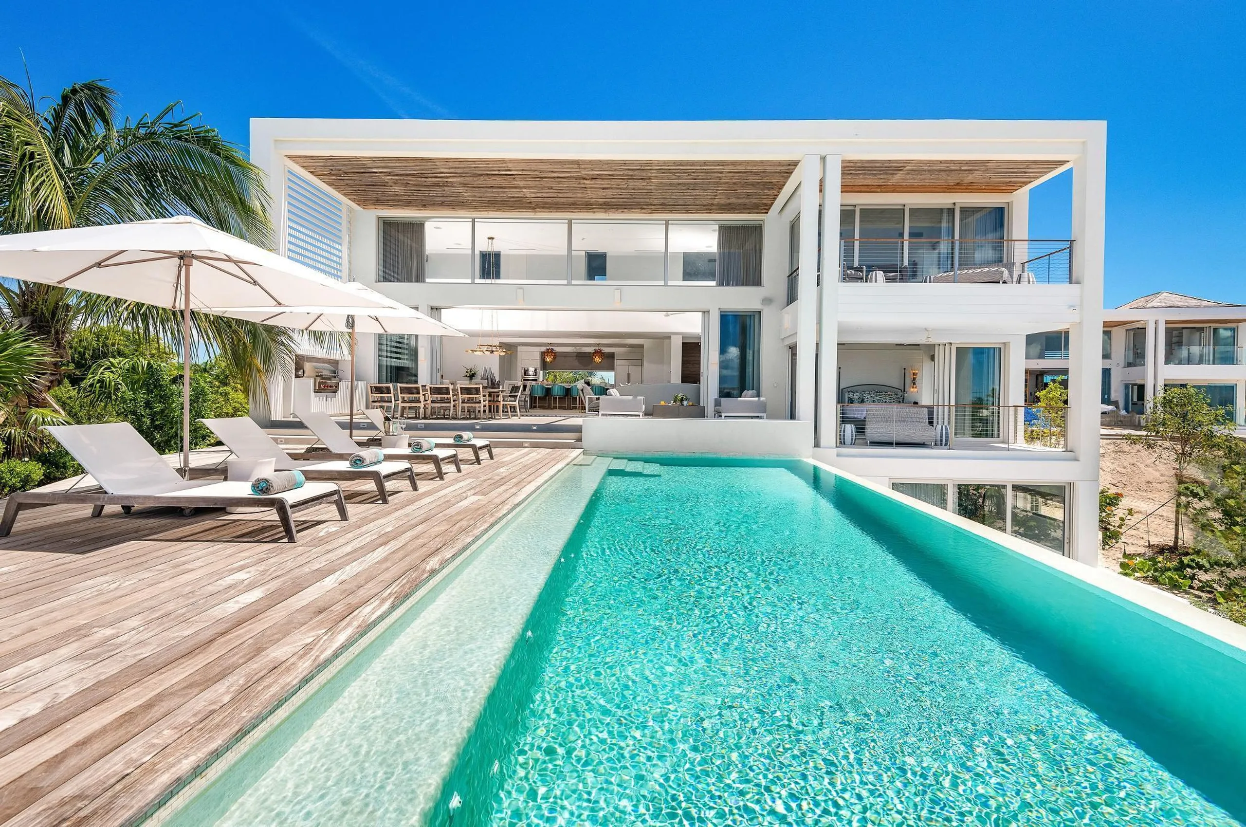 Five Star Grace Bay Modern Villa with Private Infinity Pool and Beach Access, Grace Bay
