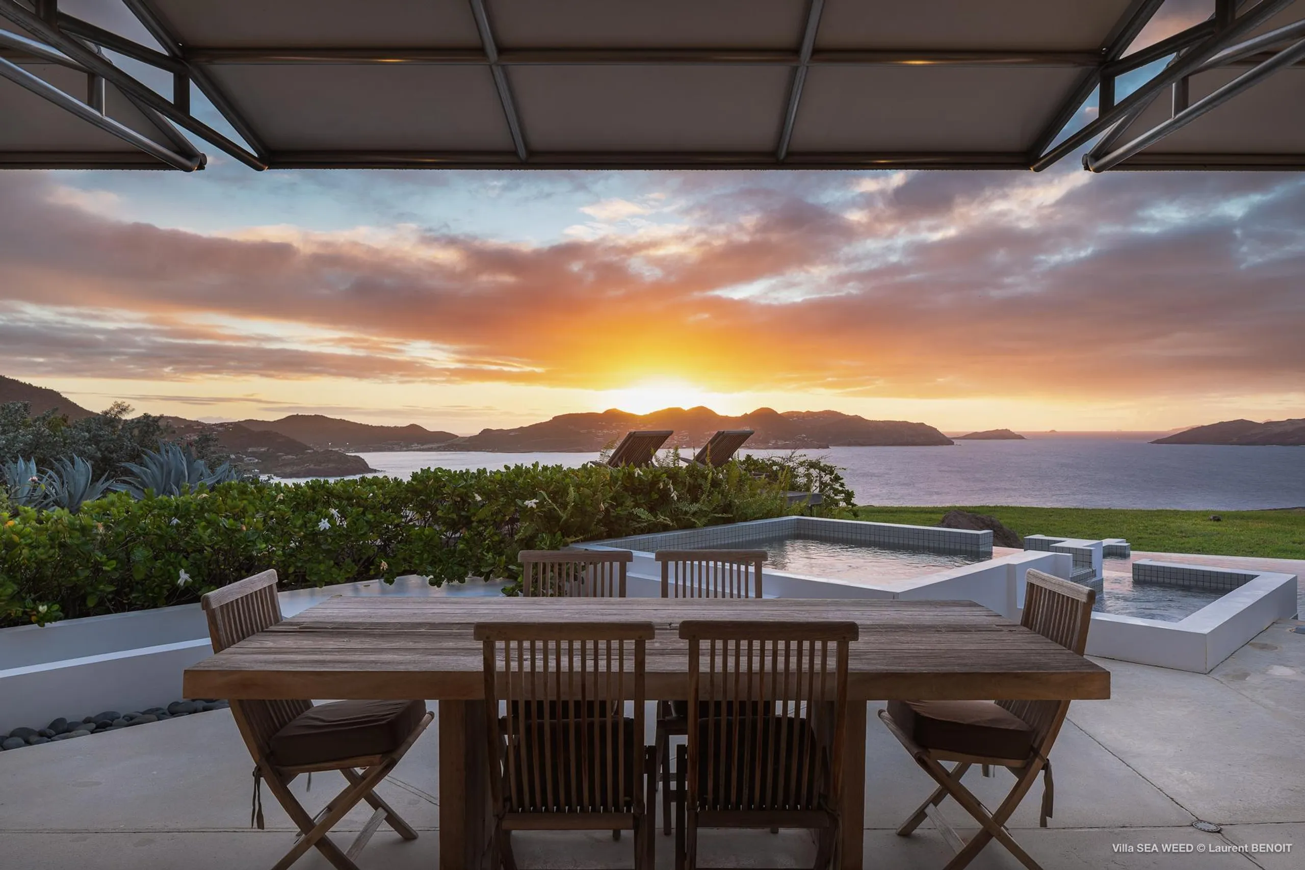 Regal Seaside Suite with Private Pool and Walks to Beach — photograph 3