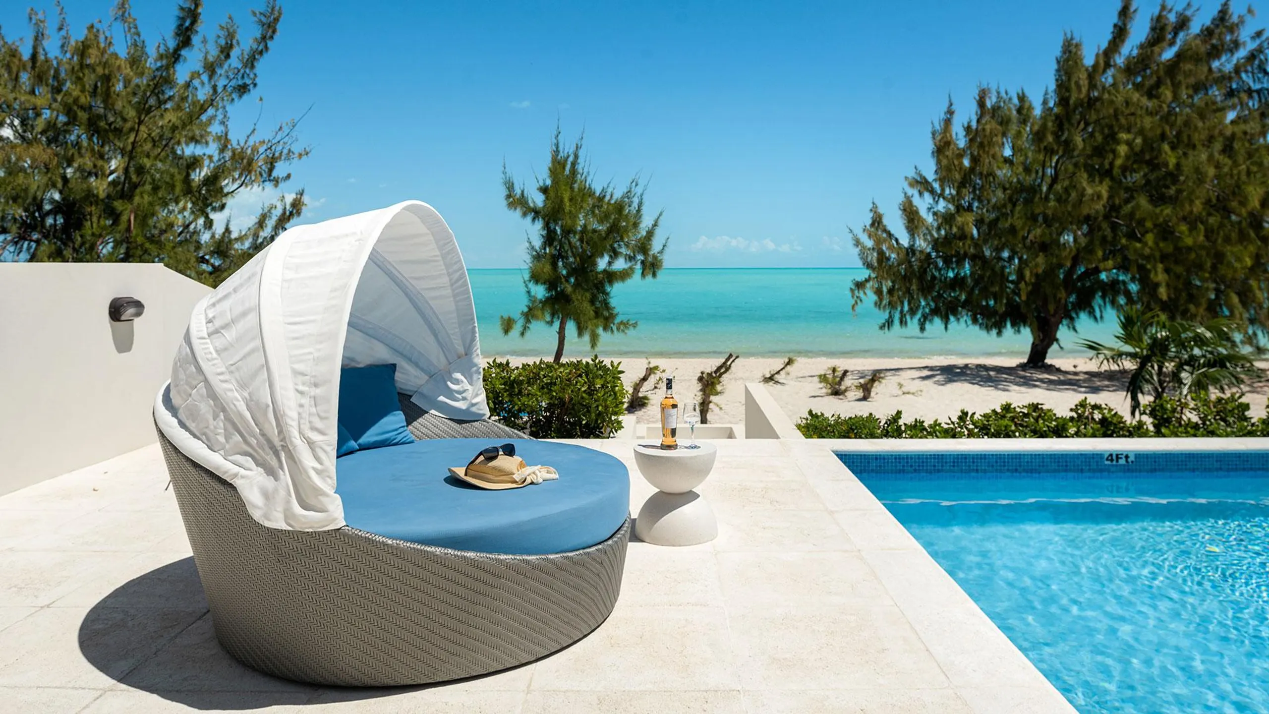 Contemporary Long Bay Beach Villa with Private Pool and Ocean Views — photograph 7