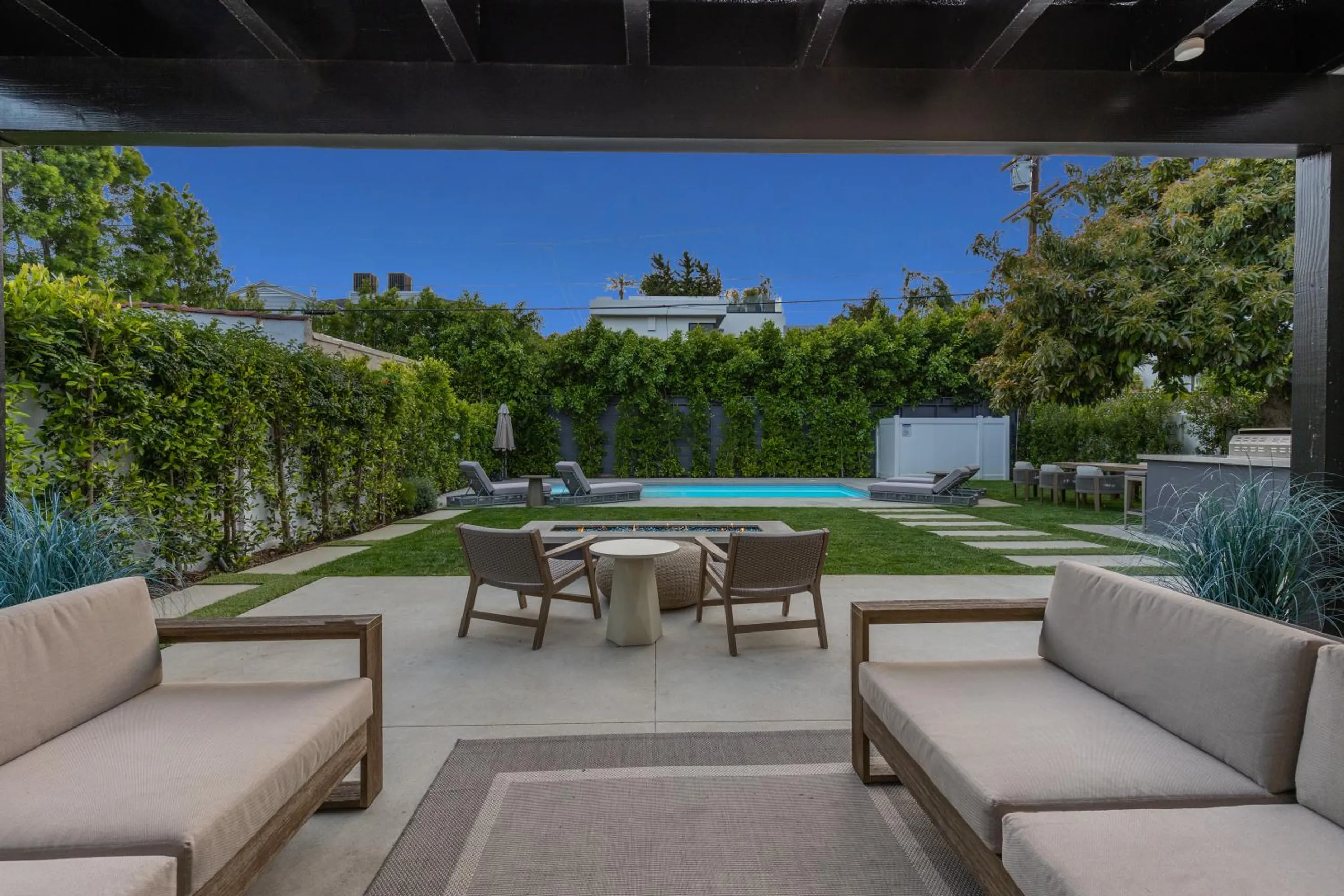 Exquisite Hollywood Villa with Invigorating Pool and Fitness Room — photograph 4