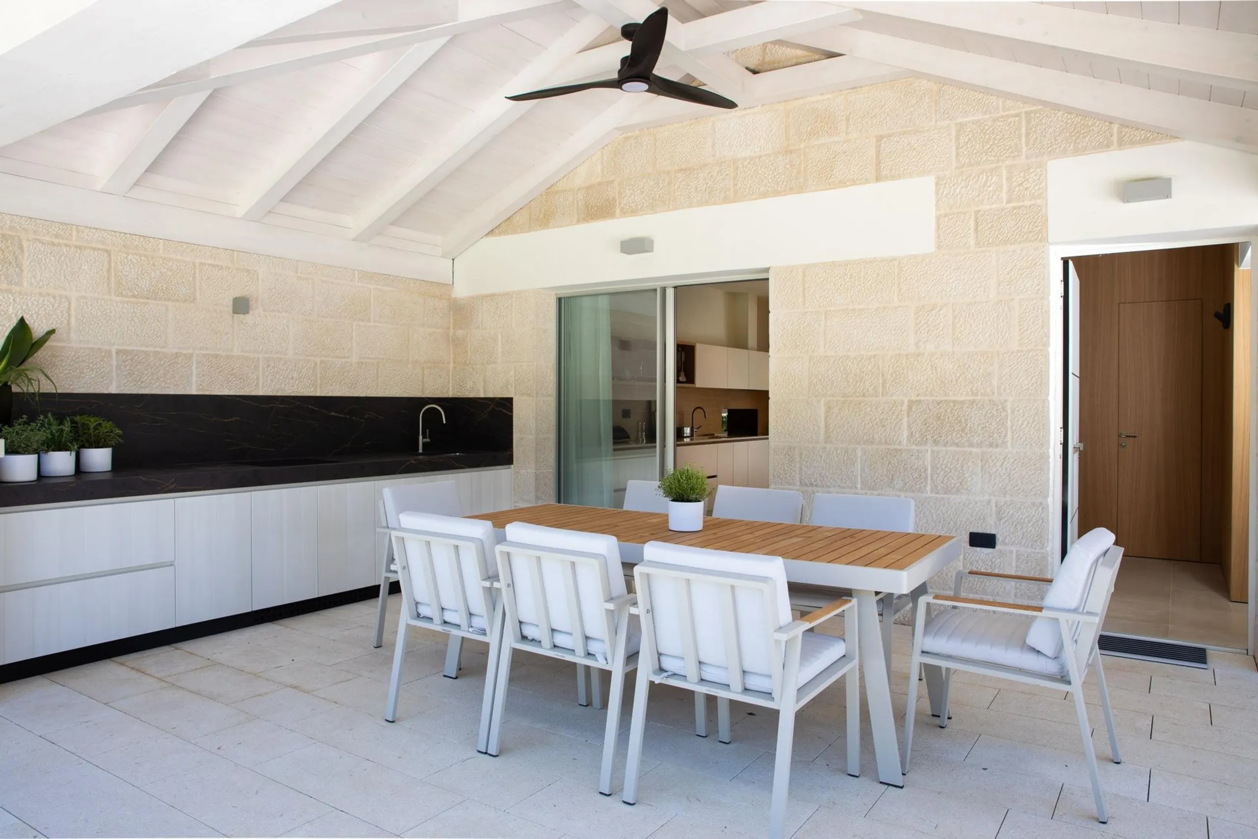 Magnificent Villa with Pool, Terrace, and Wine Cellar — photograph 11