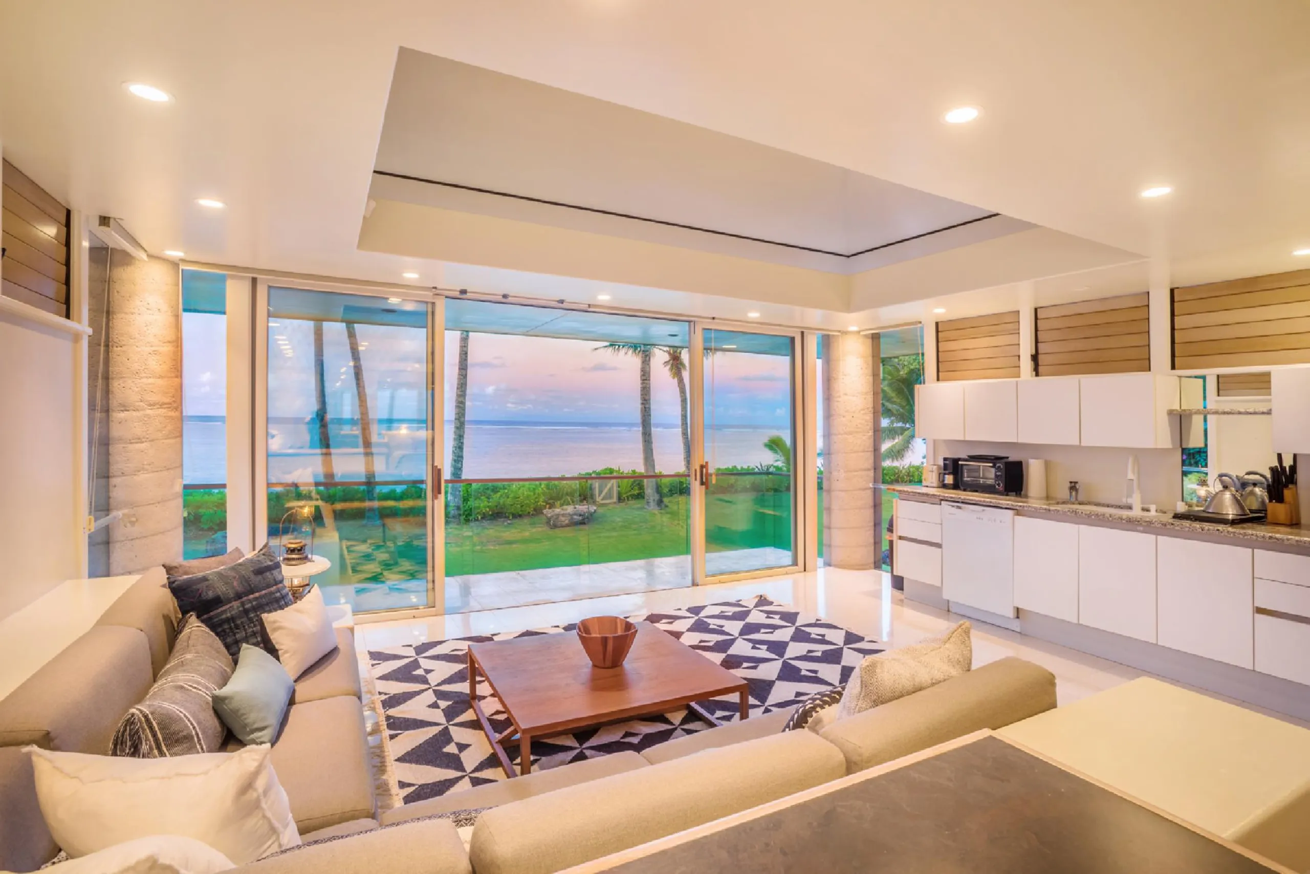 Anini Beach Front Villa with Tropical Ocean Views — photograph 3