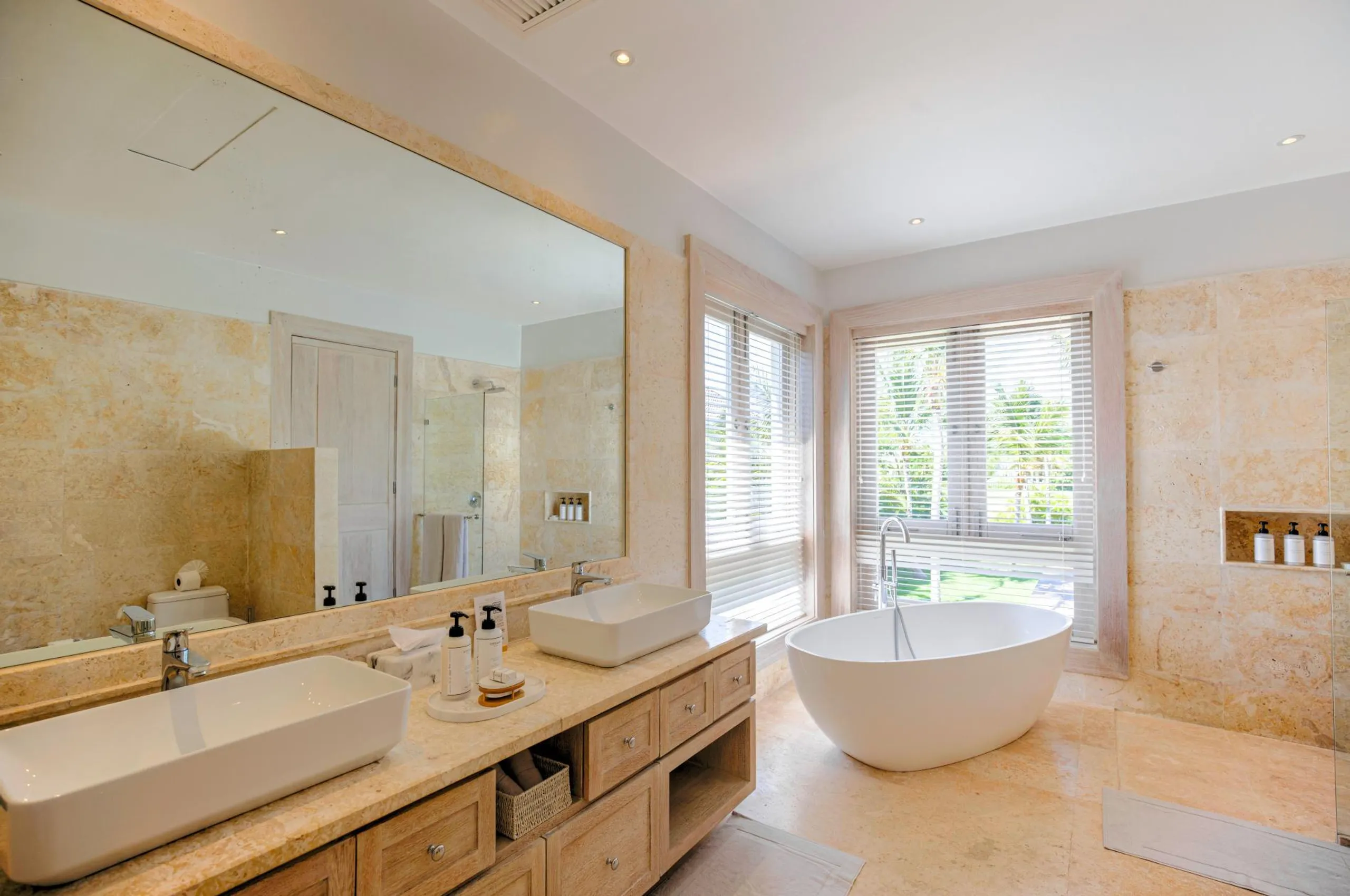 Gorgeous 6-Bedroom Villa with Private Pool Golf Course Views and Stunning Outdoor Spaces — photograph 11