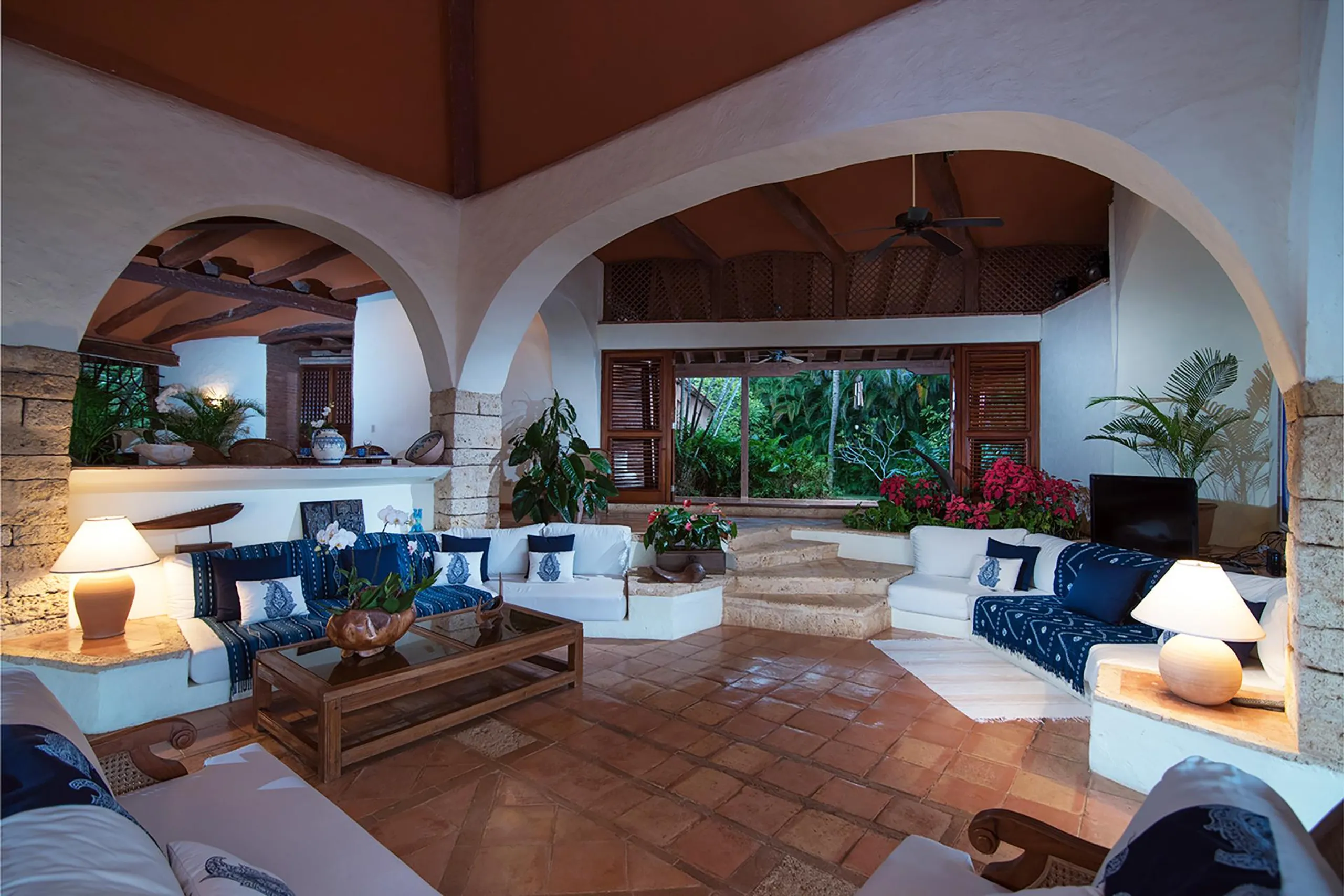 Statuesque Caribbean Getaway with Artistic Exterior and Lovely Sea Views — photograph 9
