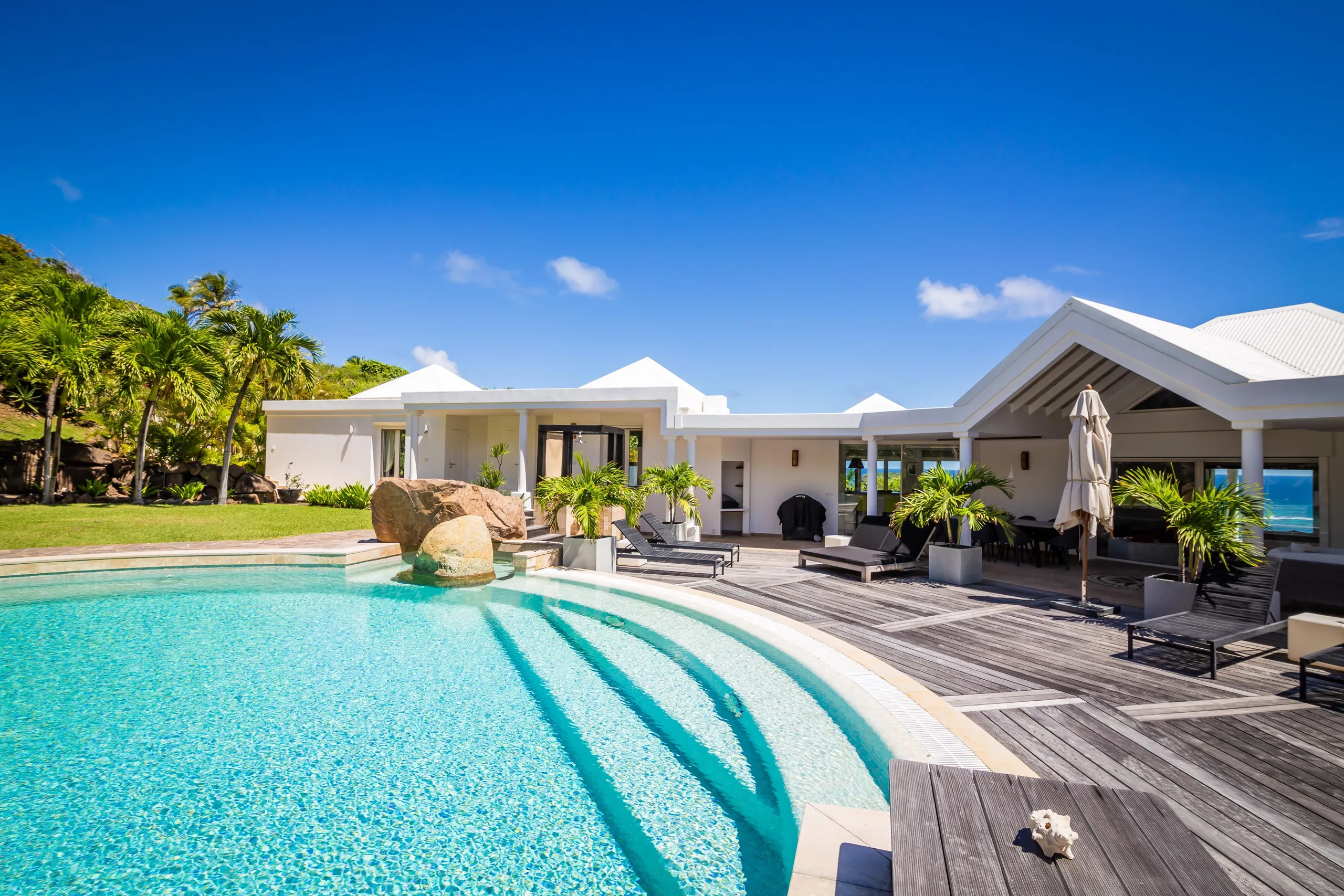 Magnificent Paradise Estate with Private Pool and Walks to Beach — photograph 2
